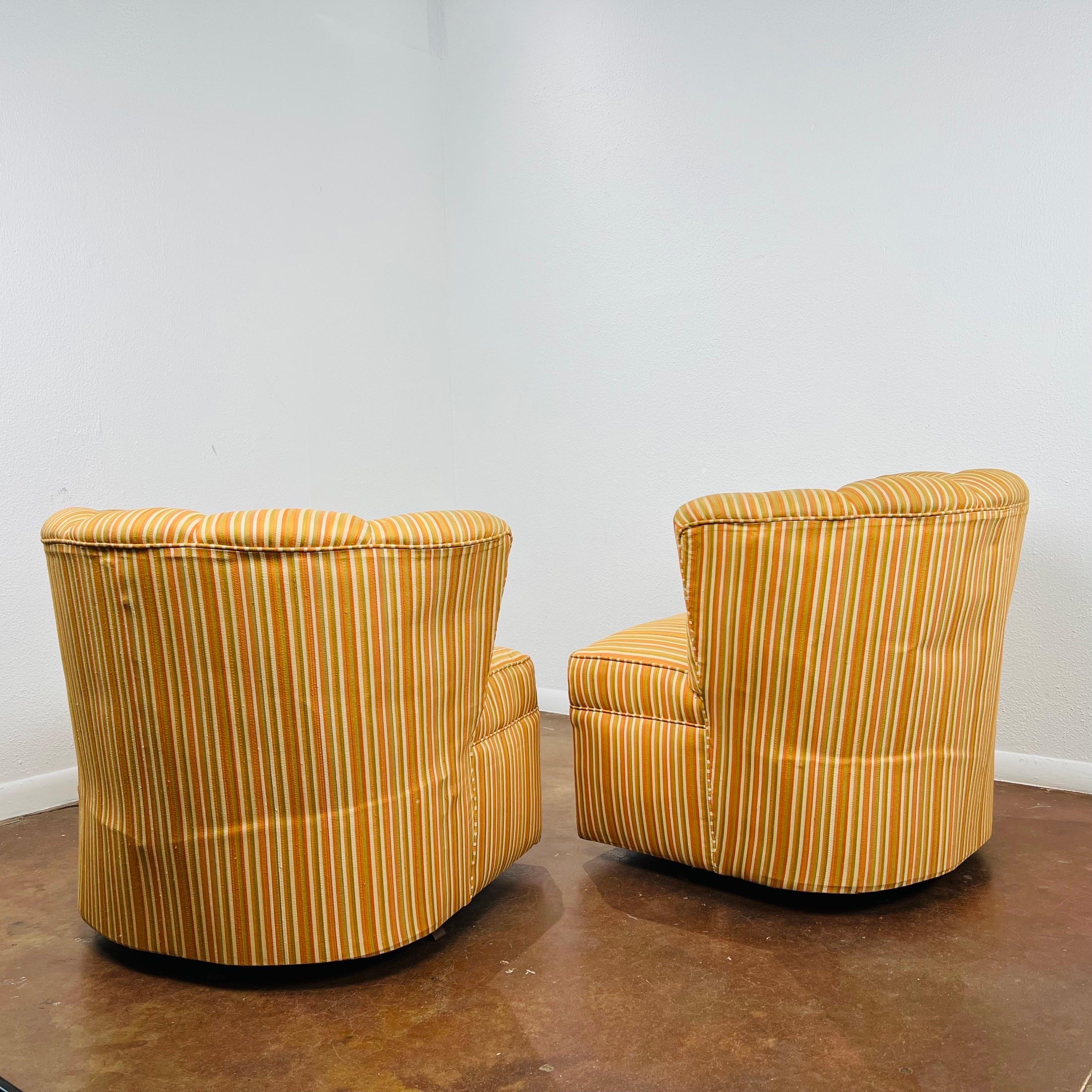 Paire de chaises pivotantes à dossier cannelé rayé Bon état - En vente à Dallas, TX