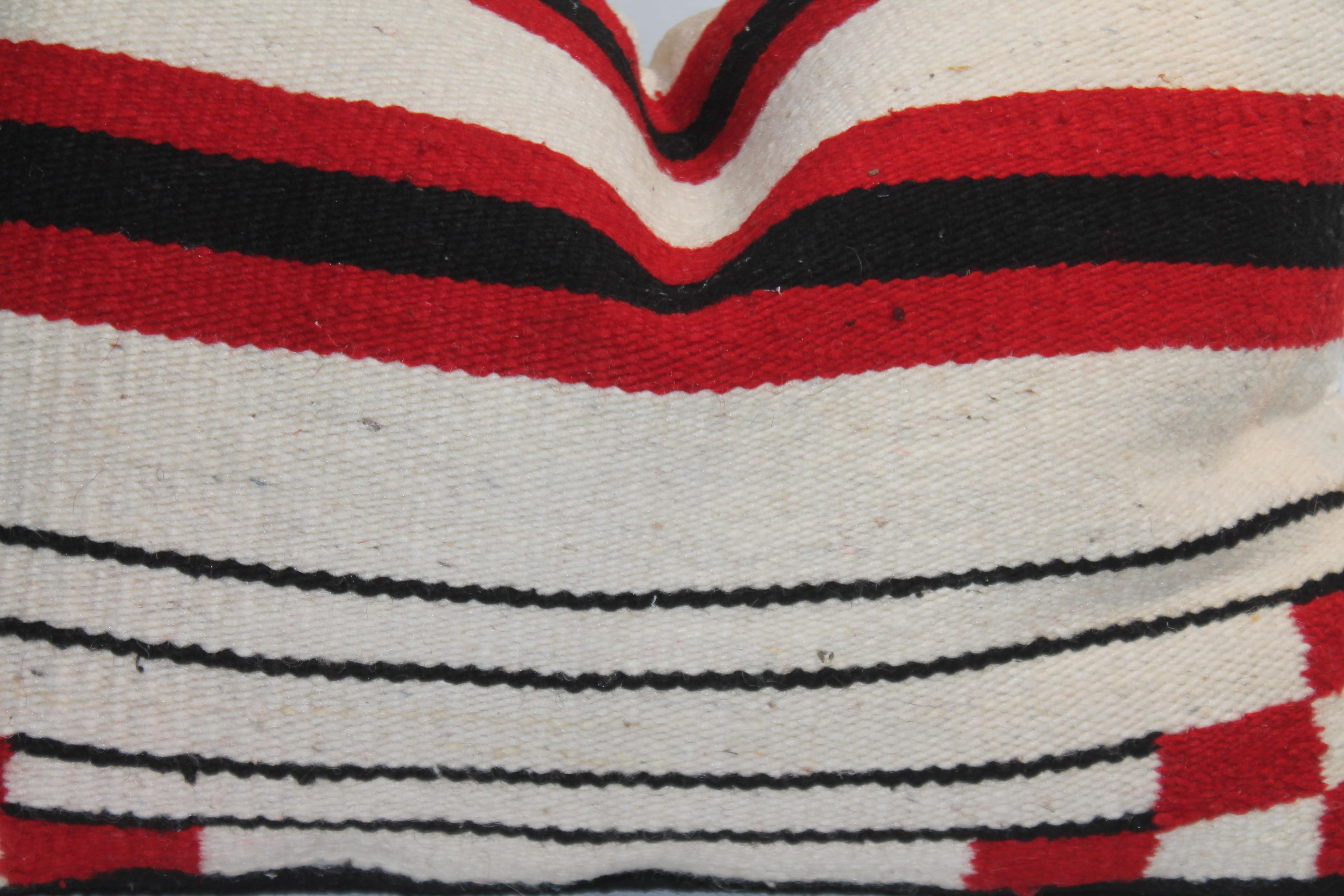 Paire de coussins tissés Navajo rayés avec motif d'angle à carreaux Bon état - En vente à Los Angeles, CA