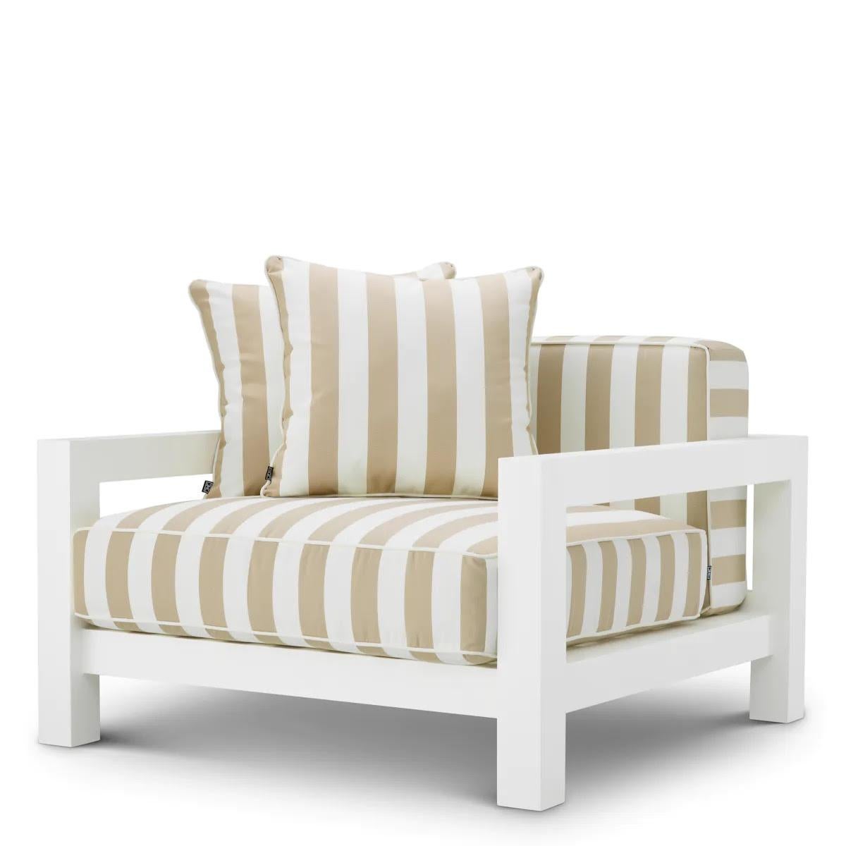 Pareja de sillas de exterior a rayas, acabado blanco mate y beige, estructura de aluminio.

Sumérgete en el lujo con esta silla de exterior.
Con una estructura de aluminio blanco mate y cojines de felpa beige, esta silla combina elegancia y
