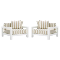 Paire de chaises d'extérieur rayées, finition blanc mat et beige, structure en aluminium.