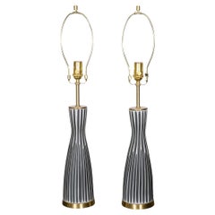 Paire de lampes de table en céramique rayée en relief