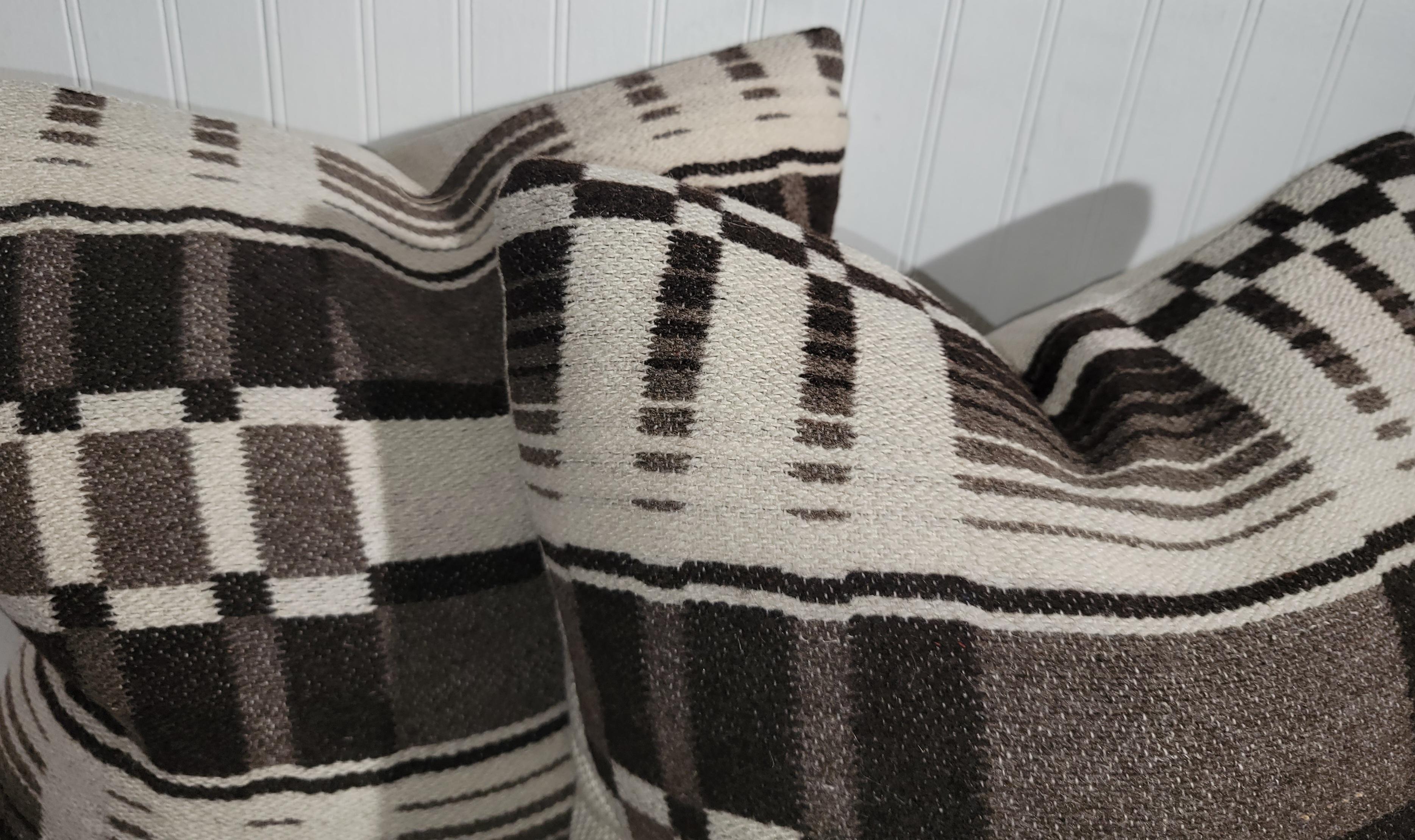 Américain Paire d'oreillers en laine rayée et plaquée en vente