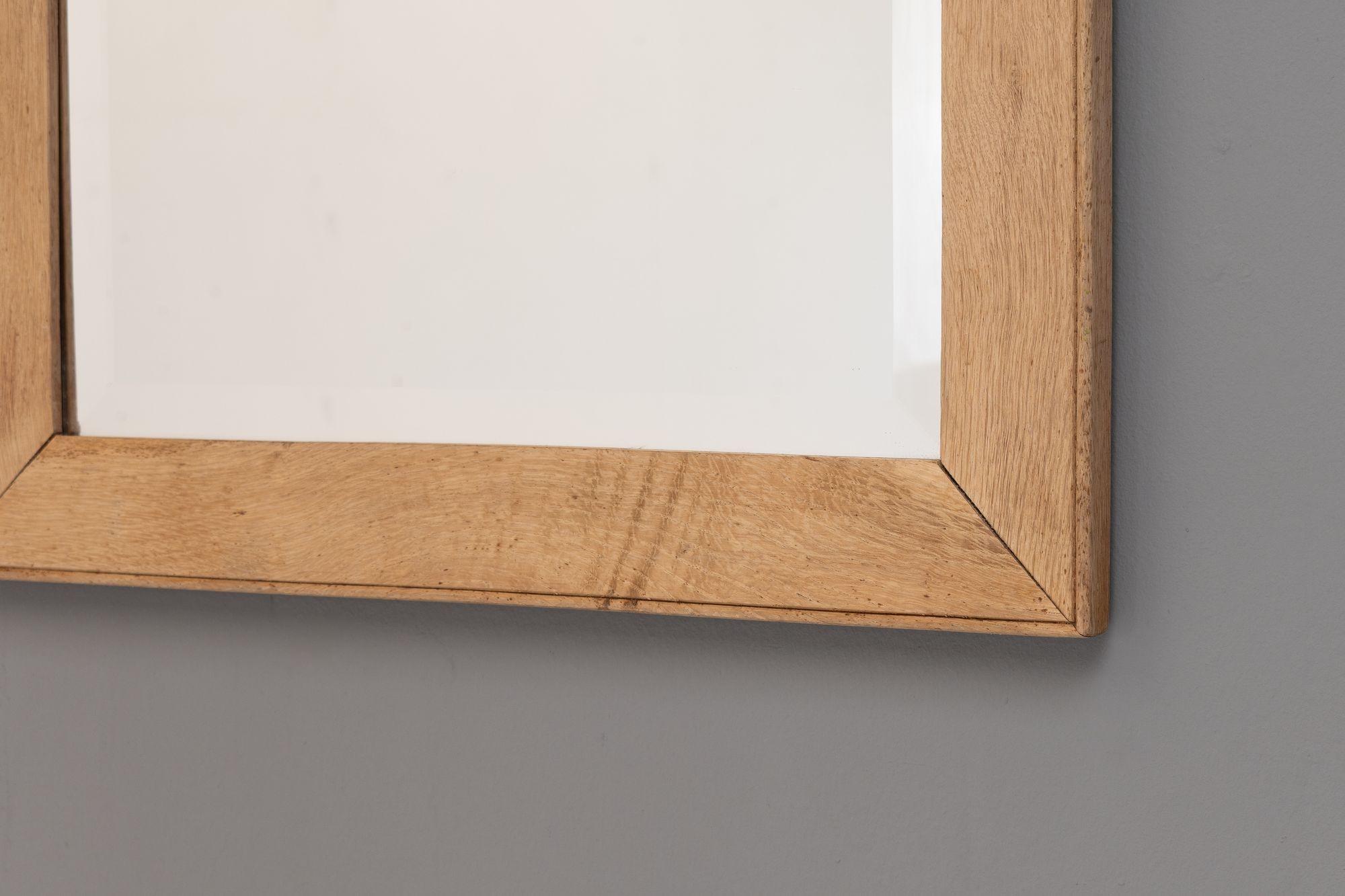 Coppia di specchi con cornice in Oak con bordi smussati. Circa 1920.

H. H. 62cm x L. 52cm x P. 3cm