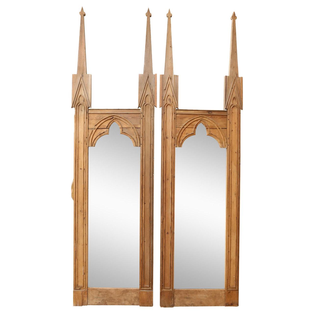 Paire de miroirs en pin rayés de style néo-gothique en vente 3