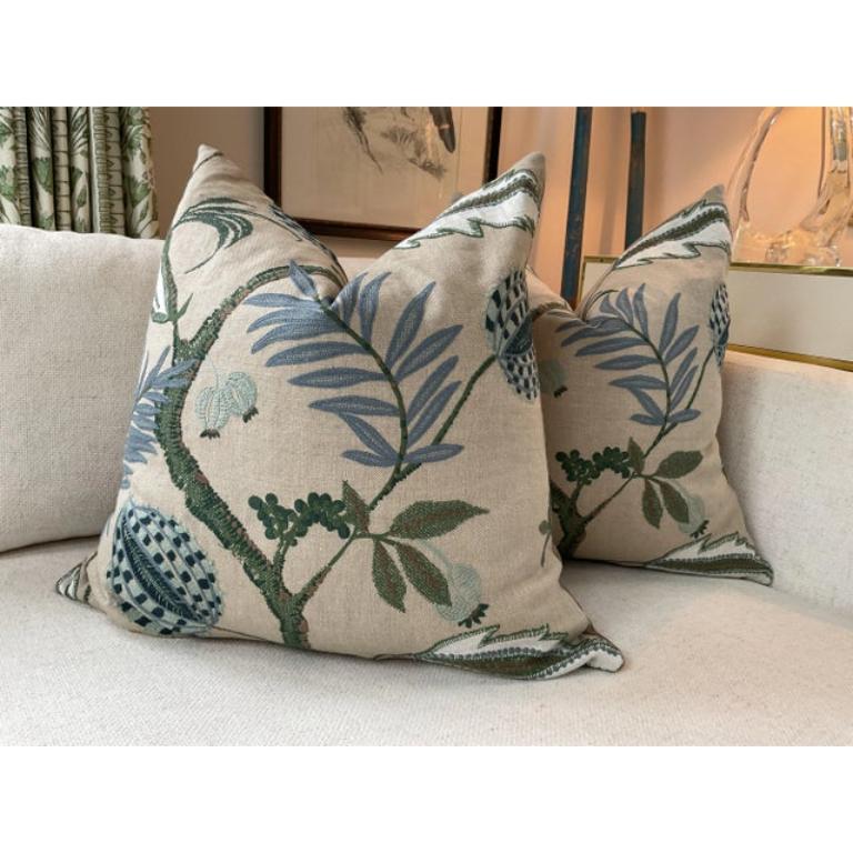 Bellissima lavorazione indiana per questi favolosi copricuscini ricamati. Il verde più intenso si mescola con sfumature di blu di diversa profondità per creare un intricato disegno di fiori esotici e viti su uno sfondo di lino marrone.
Il colore è