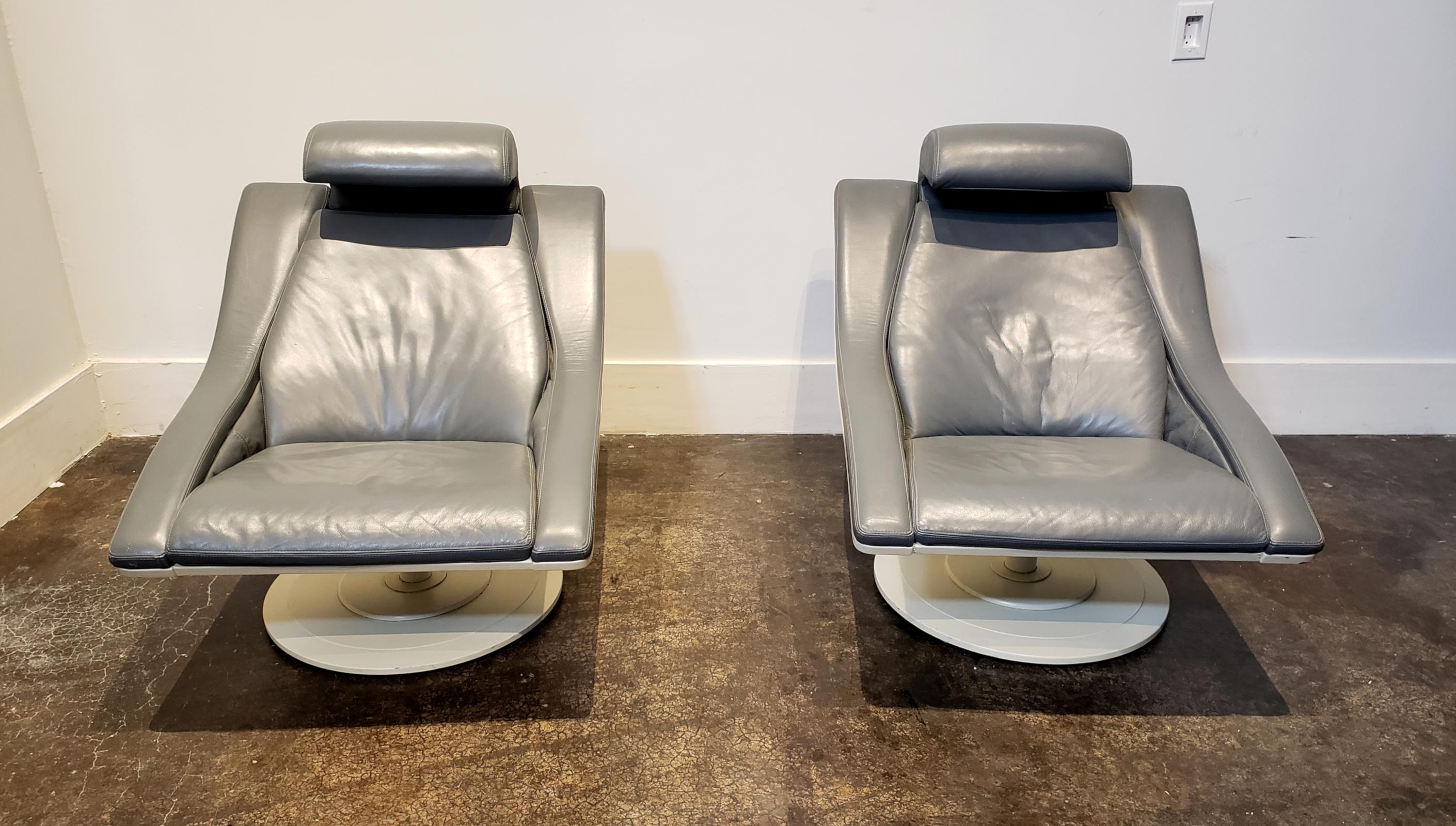 Lacquered Pair of Structural Mid-Century Modern Leather Swivel Lounge Chairs For Sale