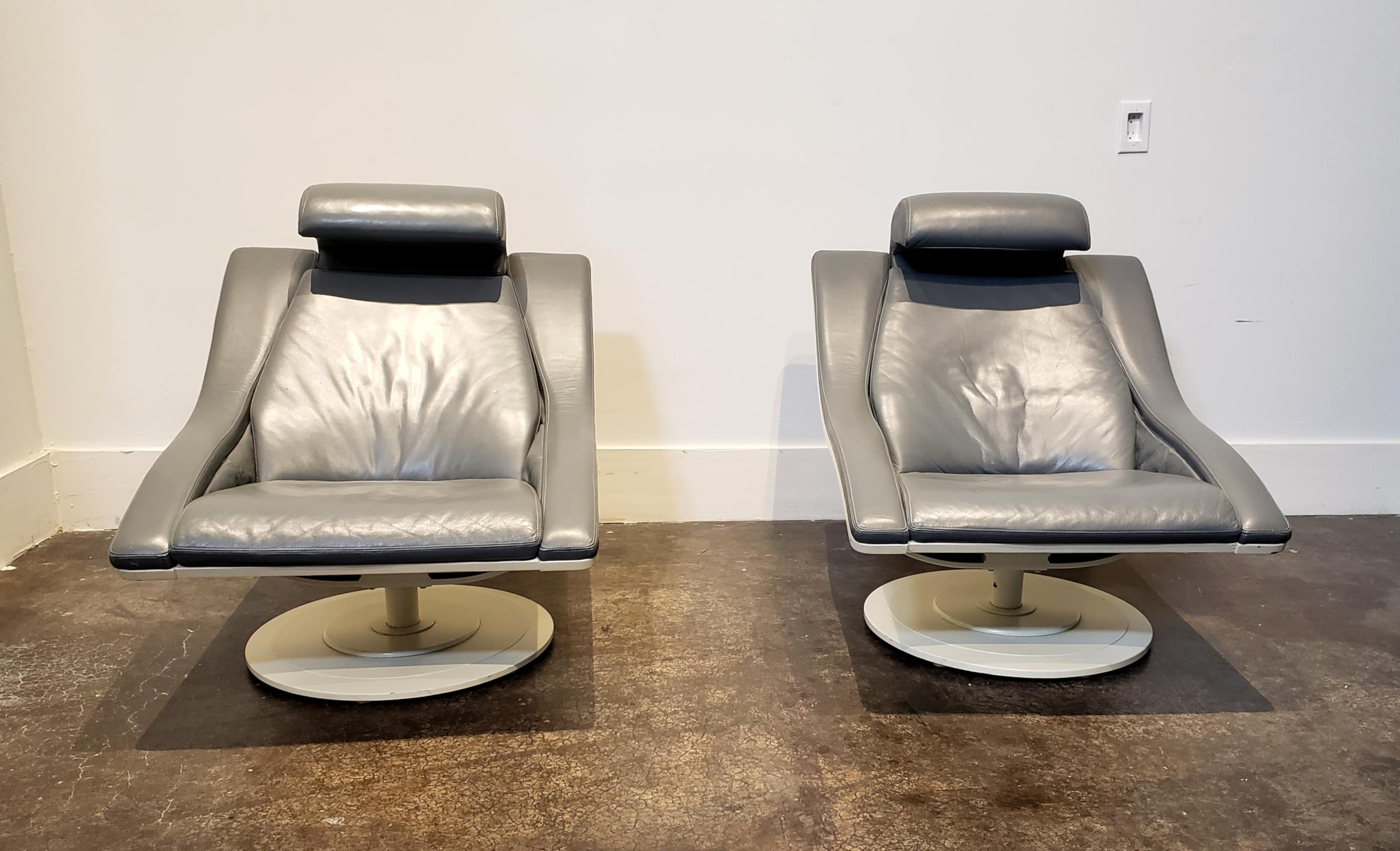 Pair of Structural Mid-Century Modern Leather Swivel Lounge Chairs In Good Condition For Sale In Dallas, TX