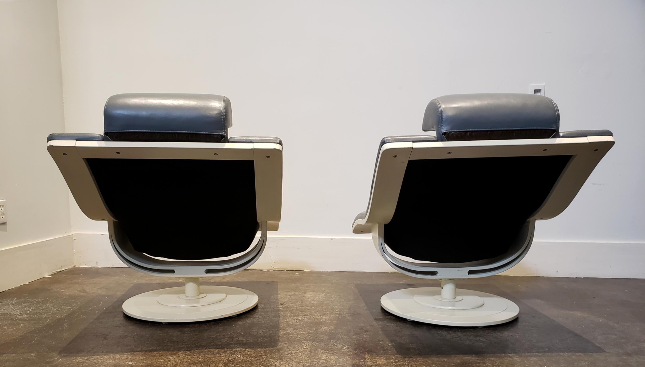Late 20th Century Pair of Structural Mid-Century Modern Leather Swivel Lounge Chairs For Sale