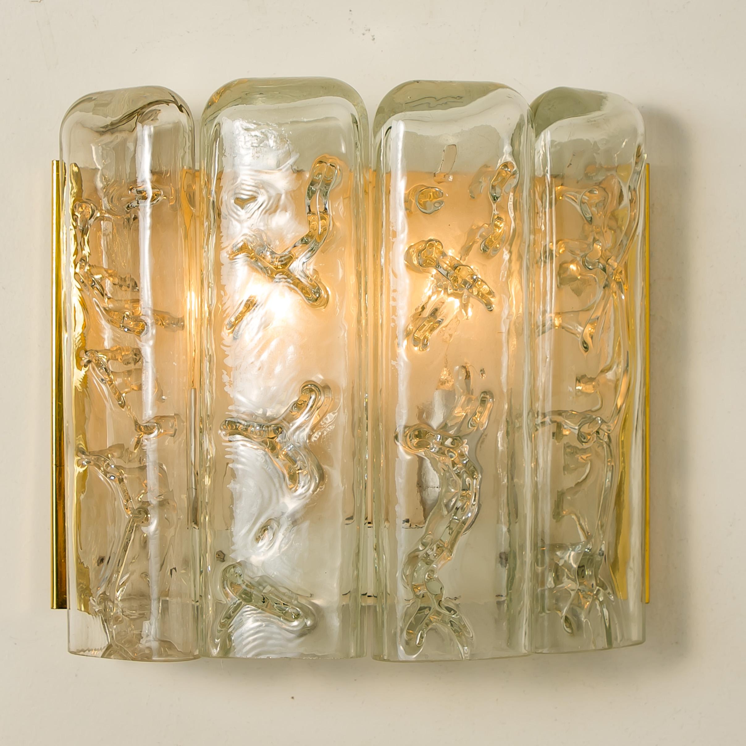 Dieses Paar Wandleuchten stammt aus den 1960er Jahren und wurde von der berühmten Firma Doria Leuchten in Deutschland entworfen. Sie bestehen aus einer Rückwand aus poliertem Messing und vier flachen Röhrenprismen aus geschmolzenem Glas, die klar