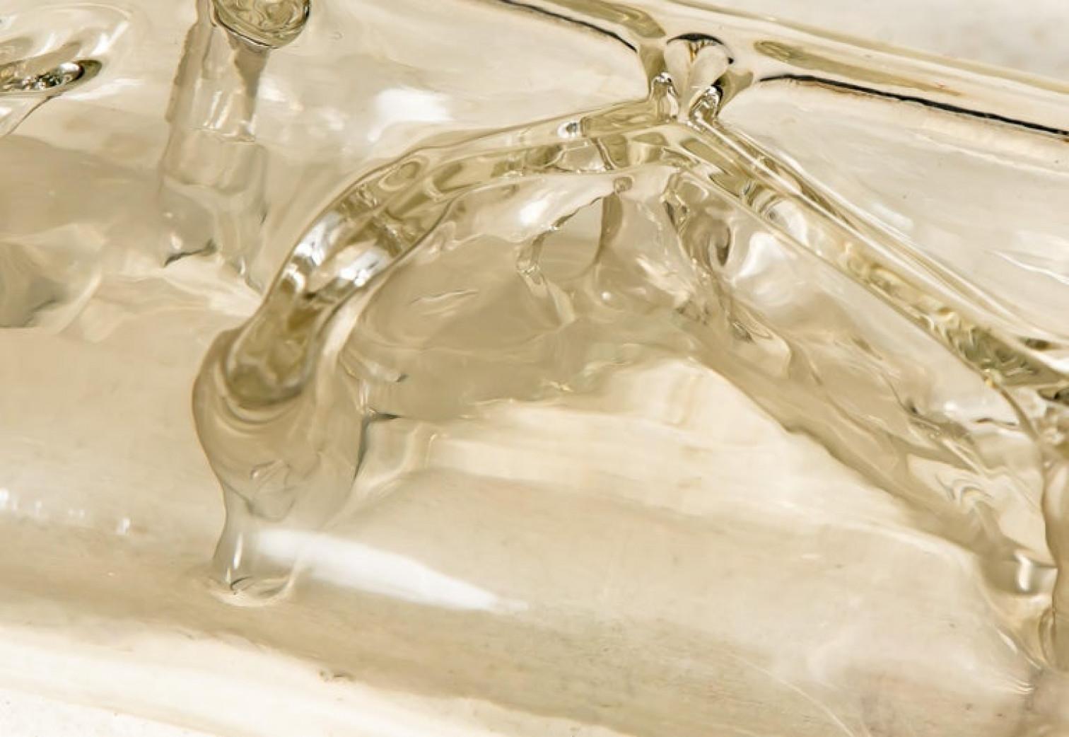 Autrichien Paire d'appliques murales structurées en verre de glace et laiton par Doria, 1970 en vente