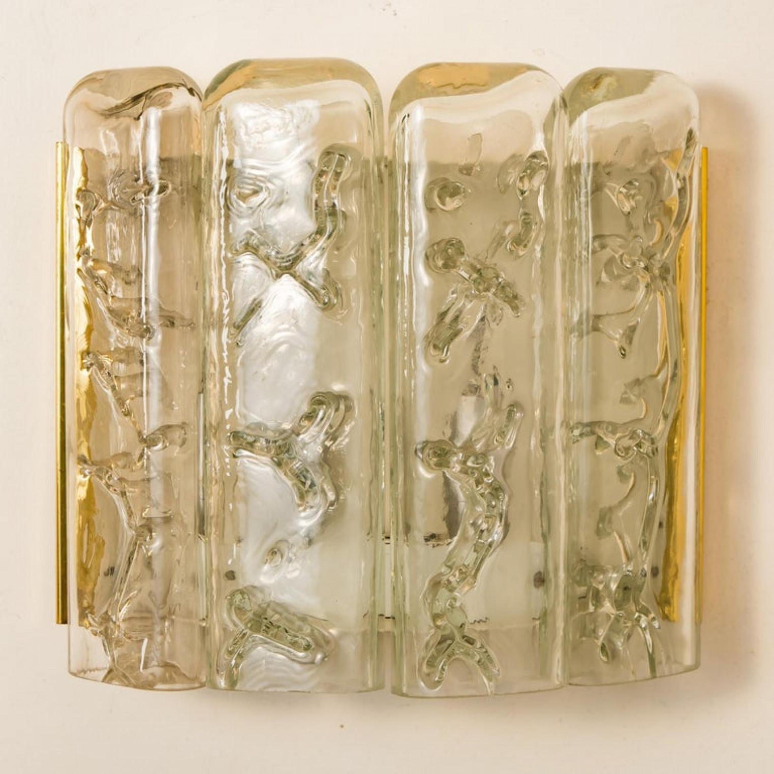 20ième siècle Paire d'appliques murales structurées en verre de glace et laiton par Doria, 1970 en vente