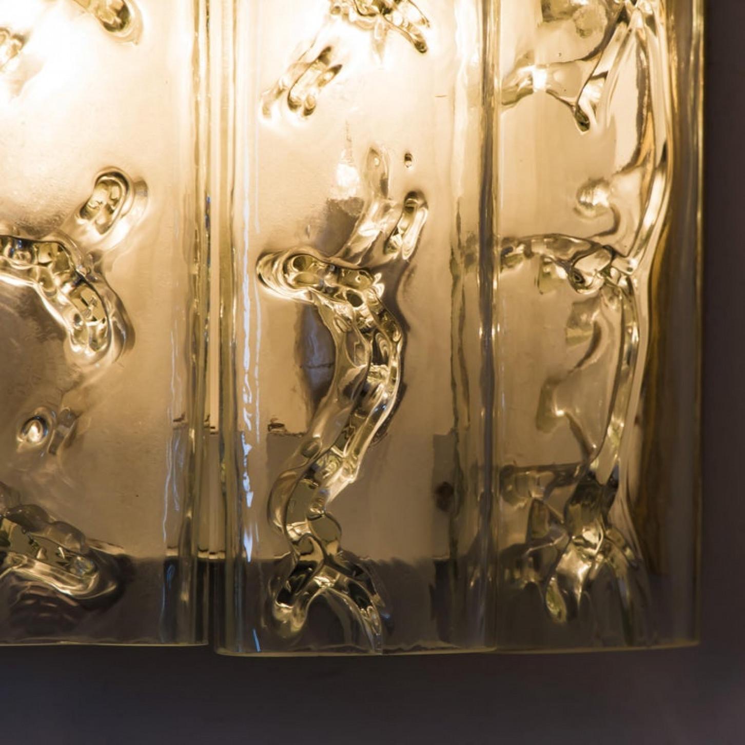 Métal Paire d'appliques murales structurées en verre de glace et laiton par Doria, 1970 en vente