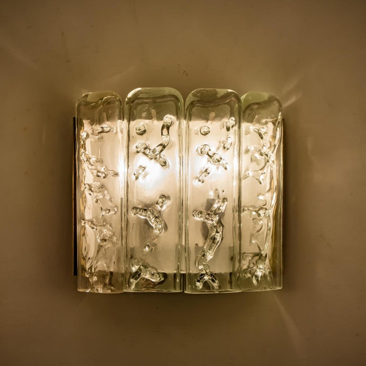 Paire d'appliques murales structurées en verre de glace et laiton par Doria, 1970 en vente 1