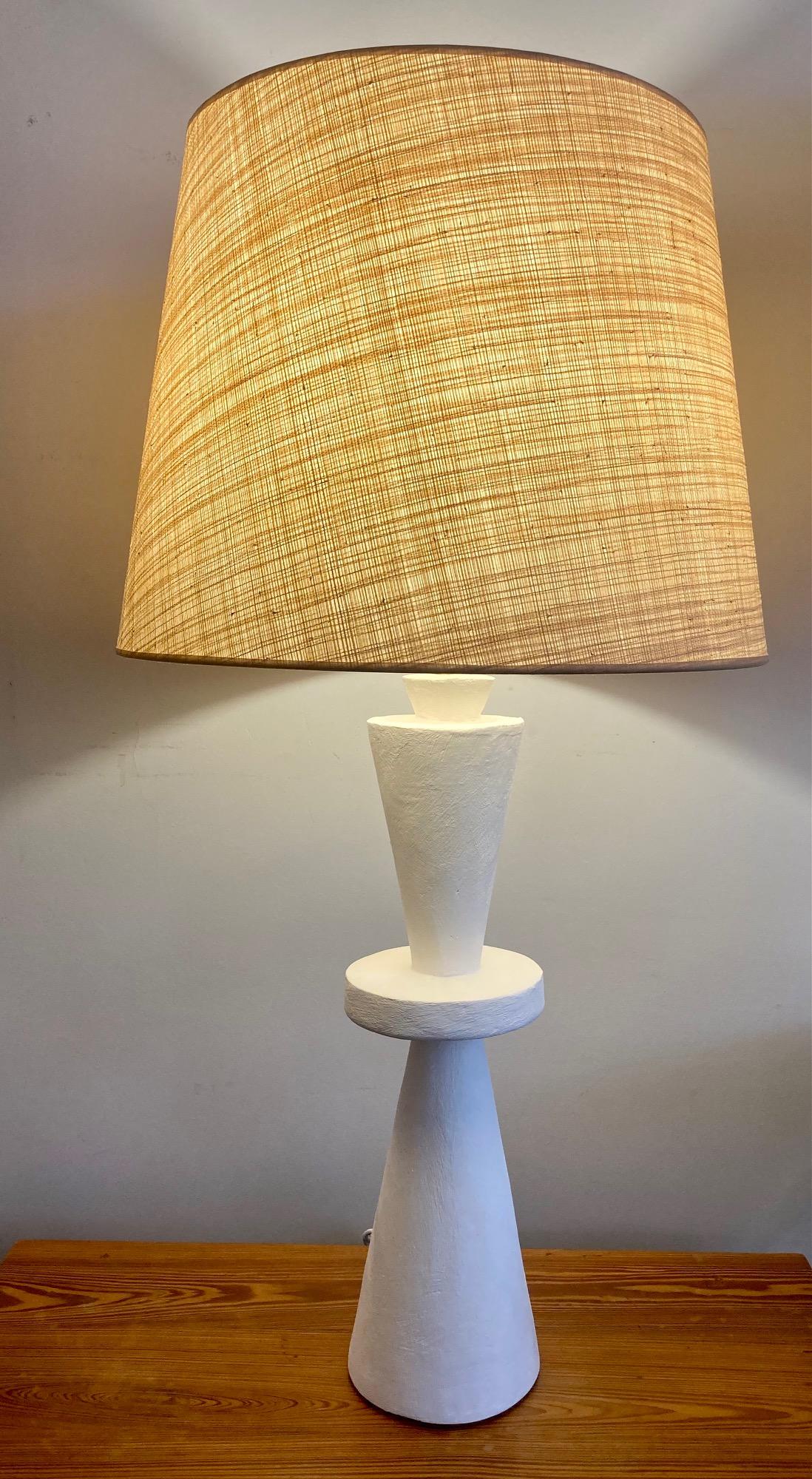 Paire de lampes en plâtre stuqué
La finition du plâtre est légèrement texturée (voir les photos de détail). 
Avec des abat-jour sur mesure en fibre végétale.
Inspiré par Jean-Michel Franks
Édition de la Galerie Blanchetti.
France, production moderne