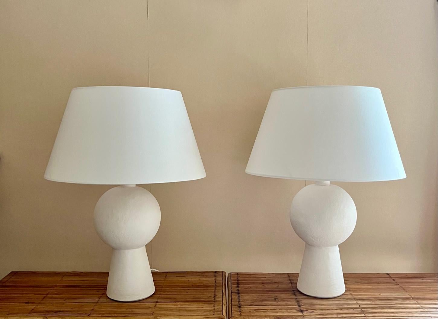 Minimalist Pair of Stuccoed Plaster Table Lamps For Sale
