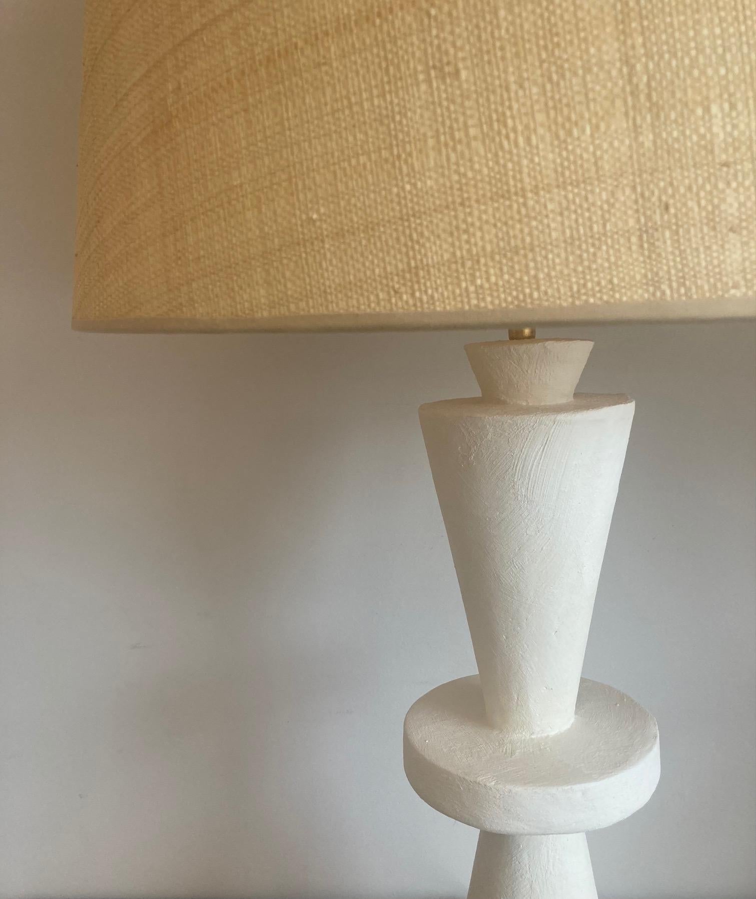 Mid-Century Modern Paire de lampes de table en plâtre stuqué en vente