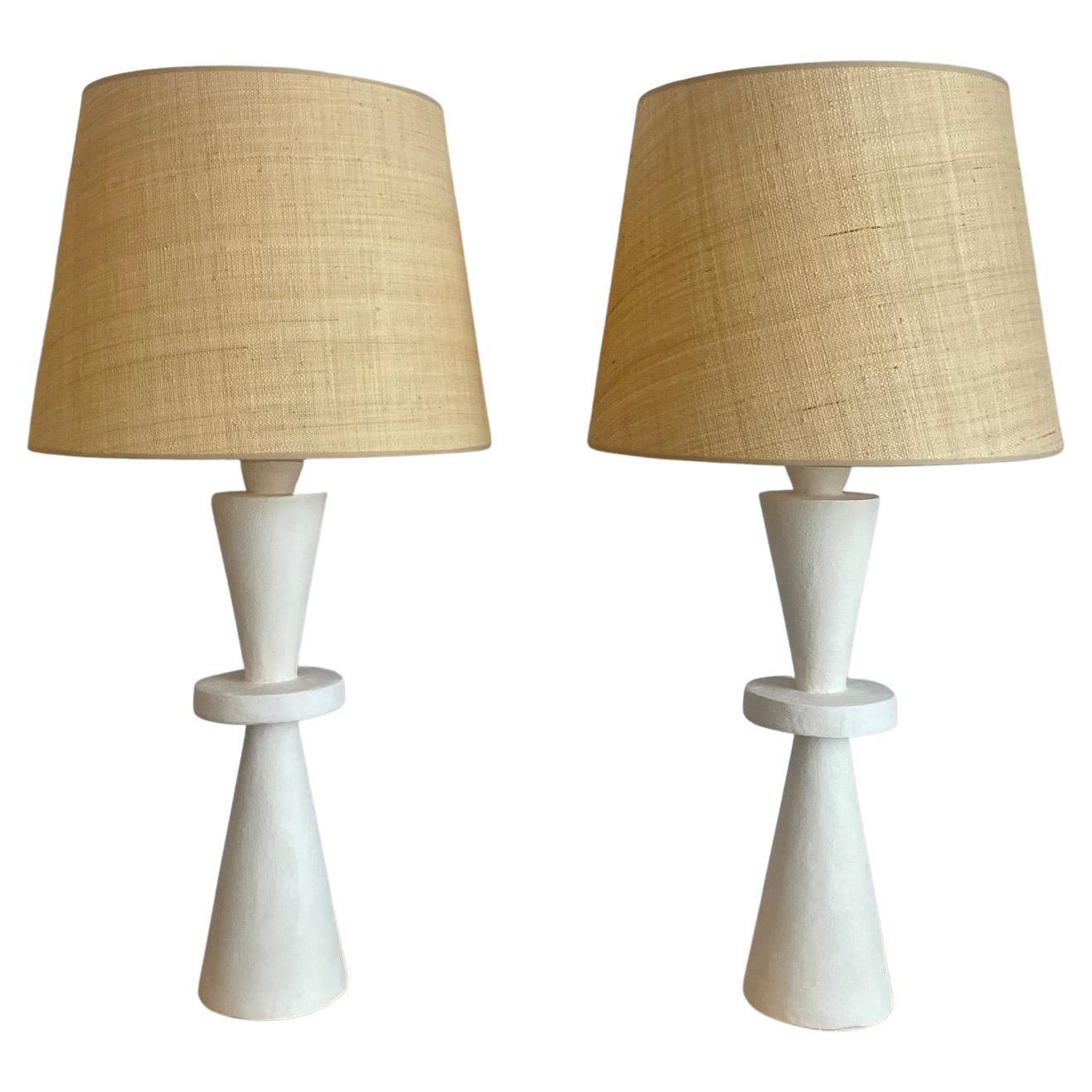 Paire de lampes de table en plâtre stuqué en vente