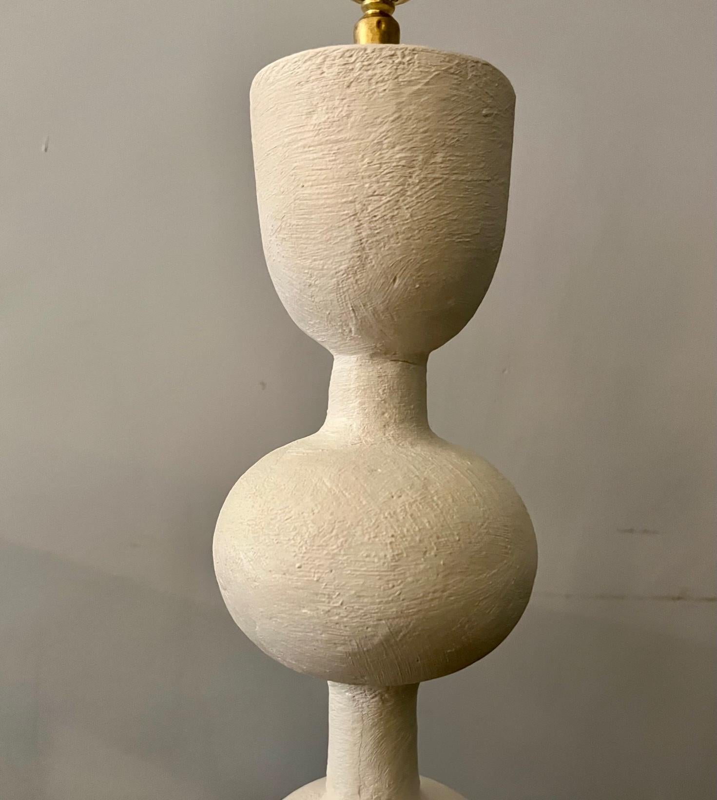 XXIe siècle et contemporain Paire de lampes de bureau en plâtre clouté, modèle TOTEM en vente
