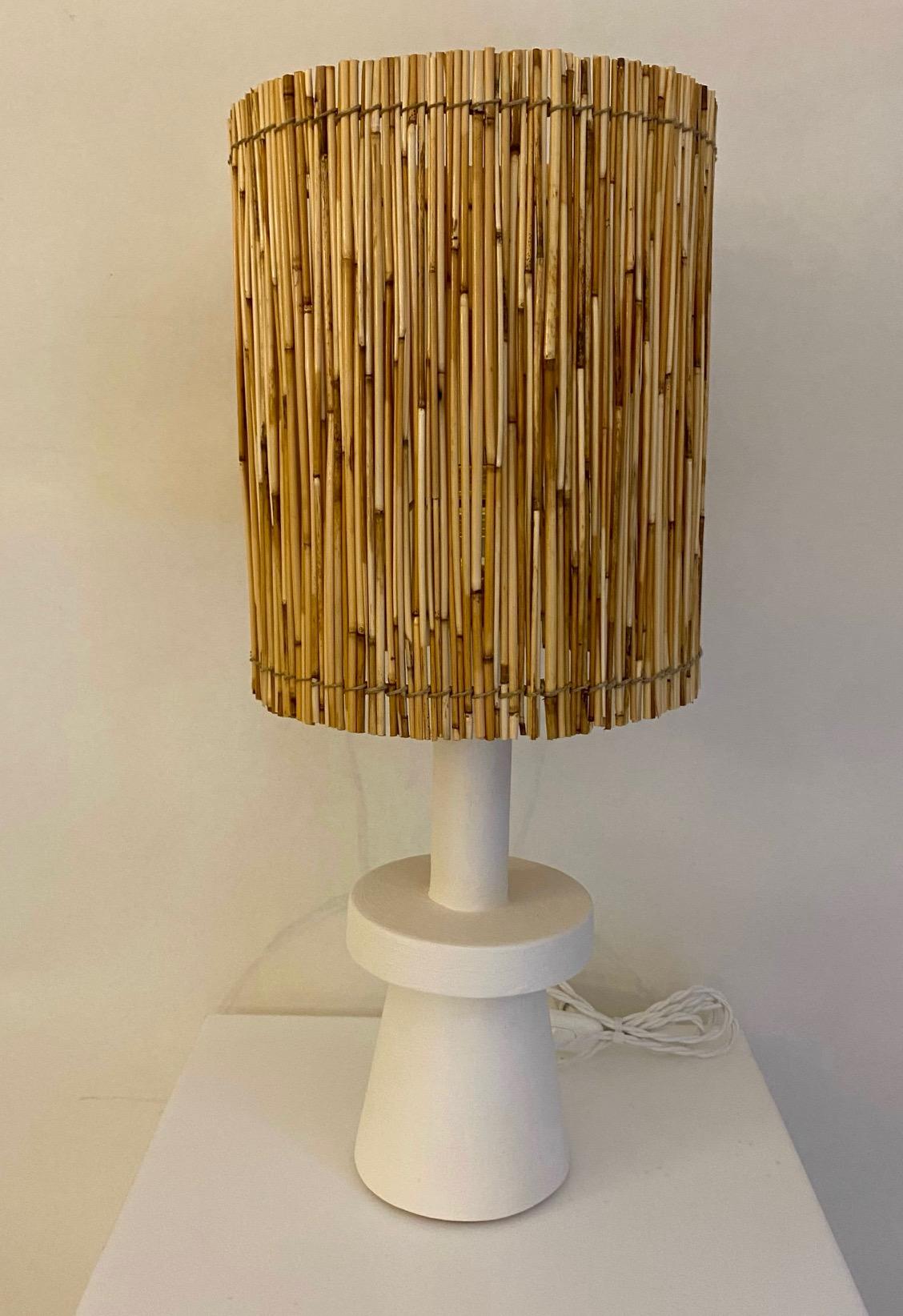 Pair of stuccoed plaster table lamps with straw shades In New Condition For Sale In Paris, Ile-de-France