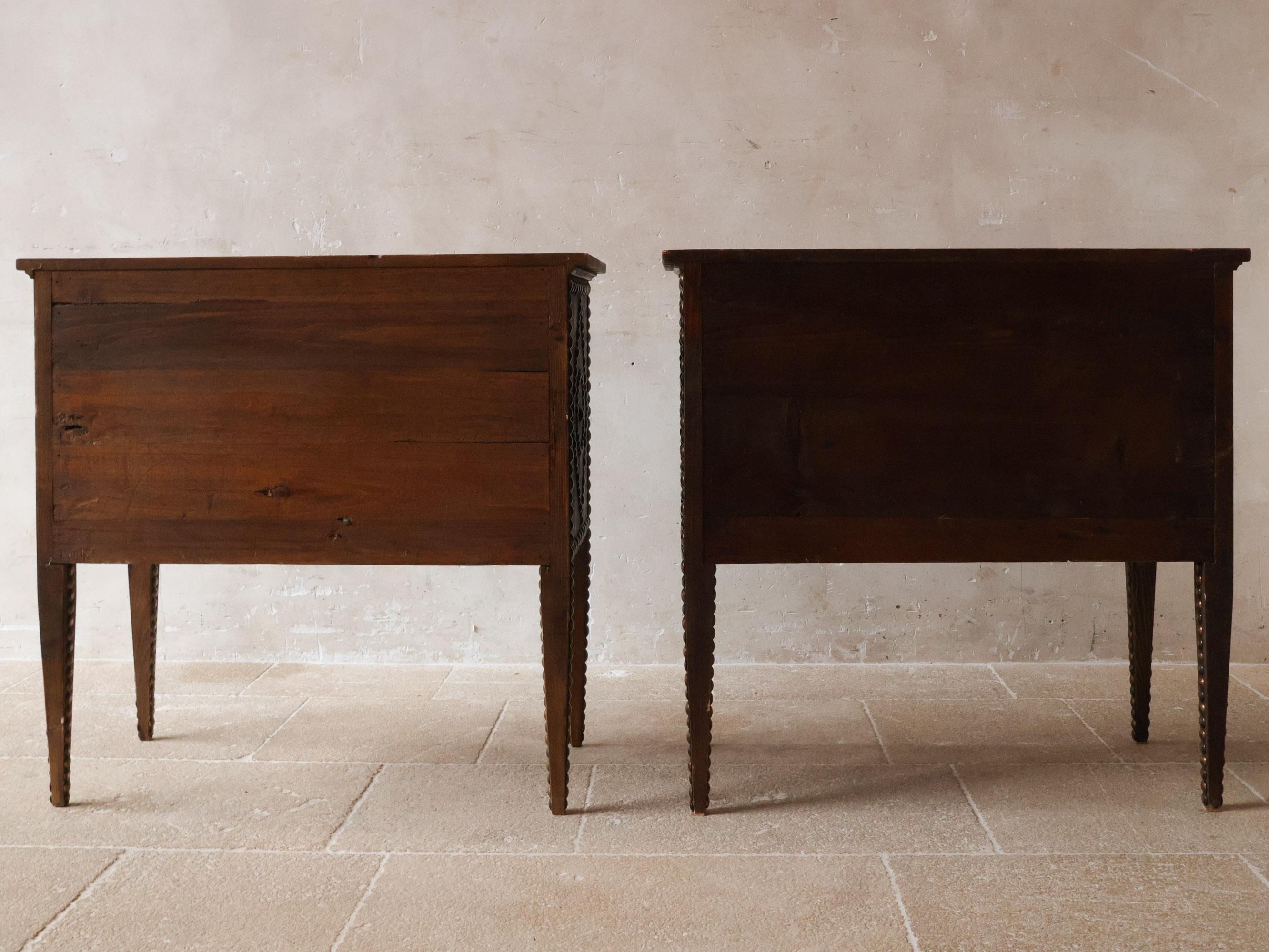 Coppia di comodini in Wood con borchie, motivo geometrico a diamante in vendita 5