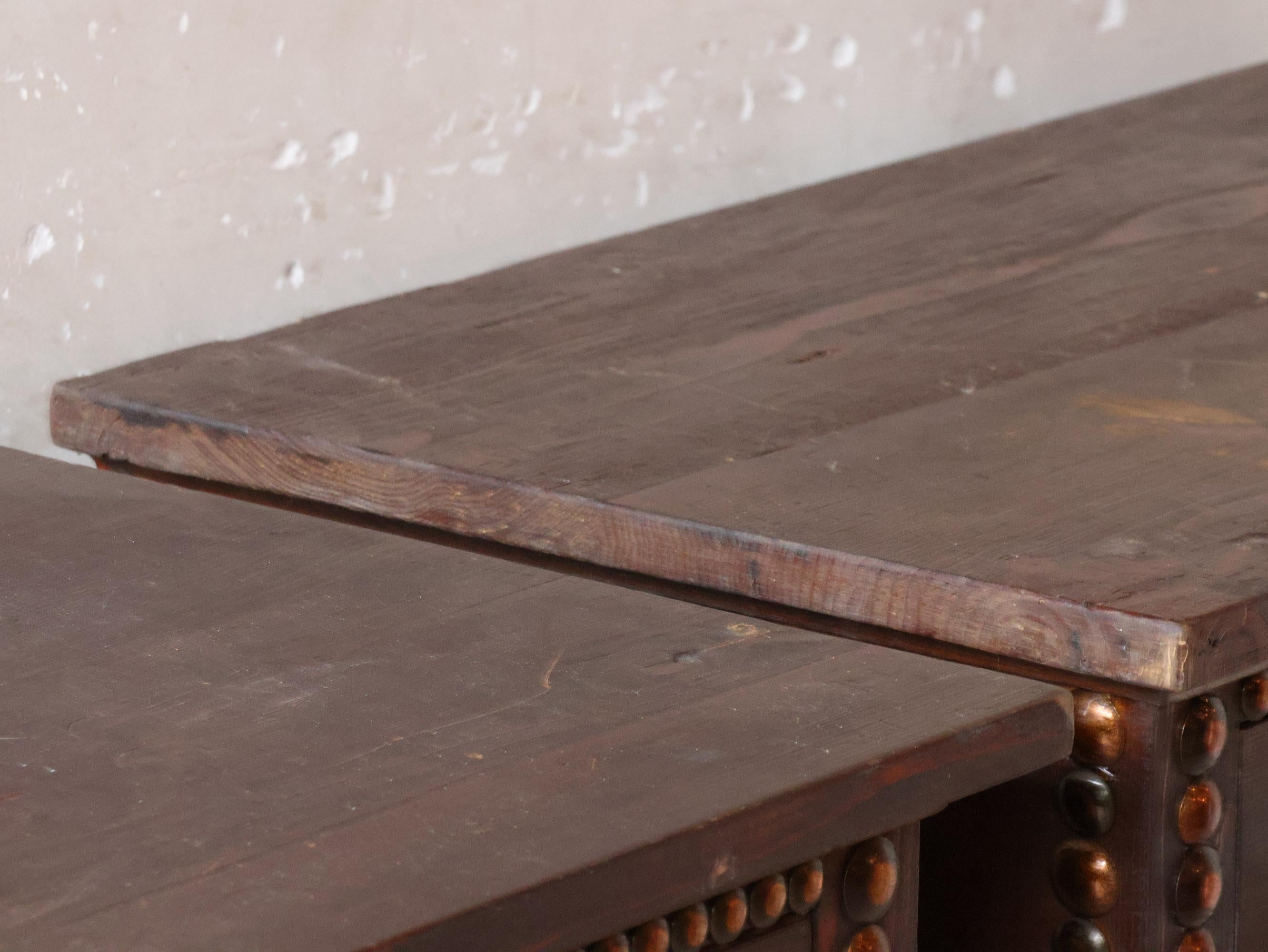 Francese Coppia di comodini in Wood con borchie, motivo geometrico a diamante in vendita