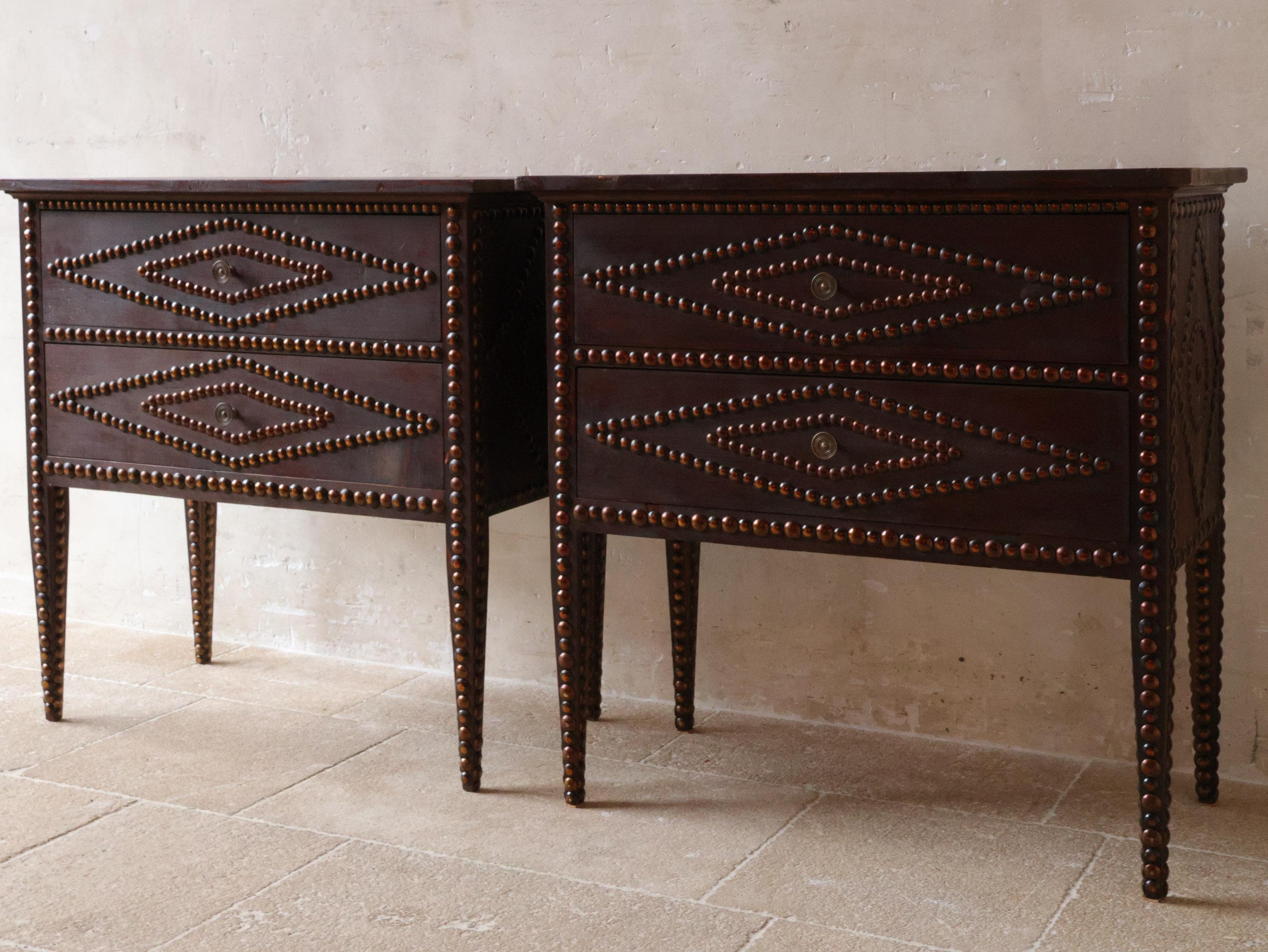 XIX secolo Coppia di comodini in Wood con borchie, motivo geometrico a diamante in vendita