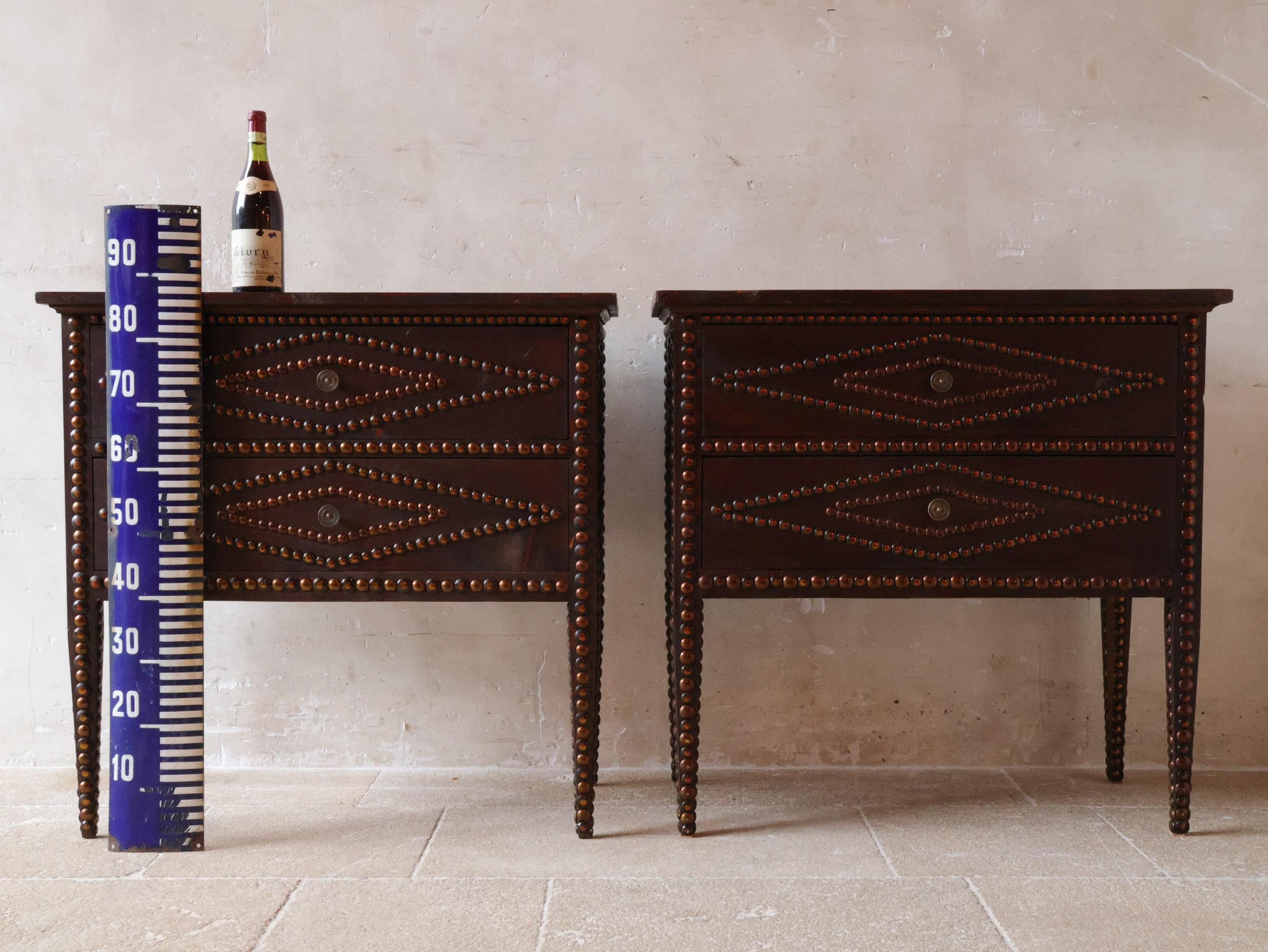 Abete Coppia di comodini in Wood con borchie, motivo geometrico a diamante in vendita
