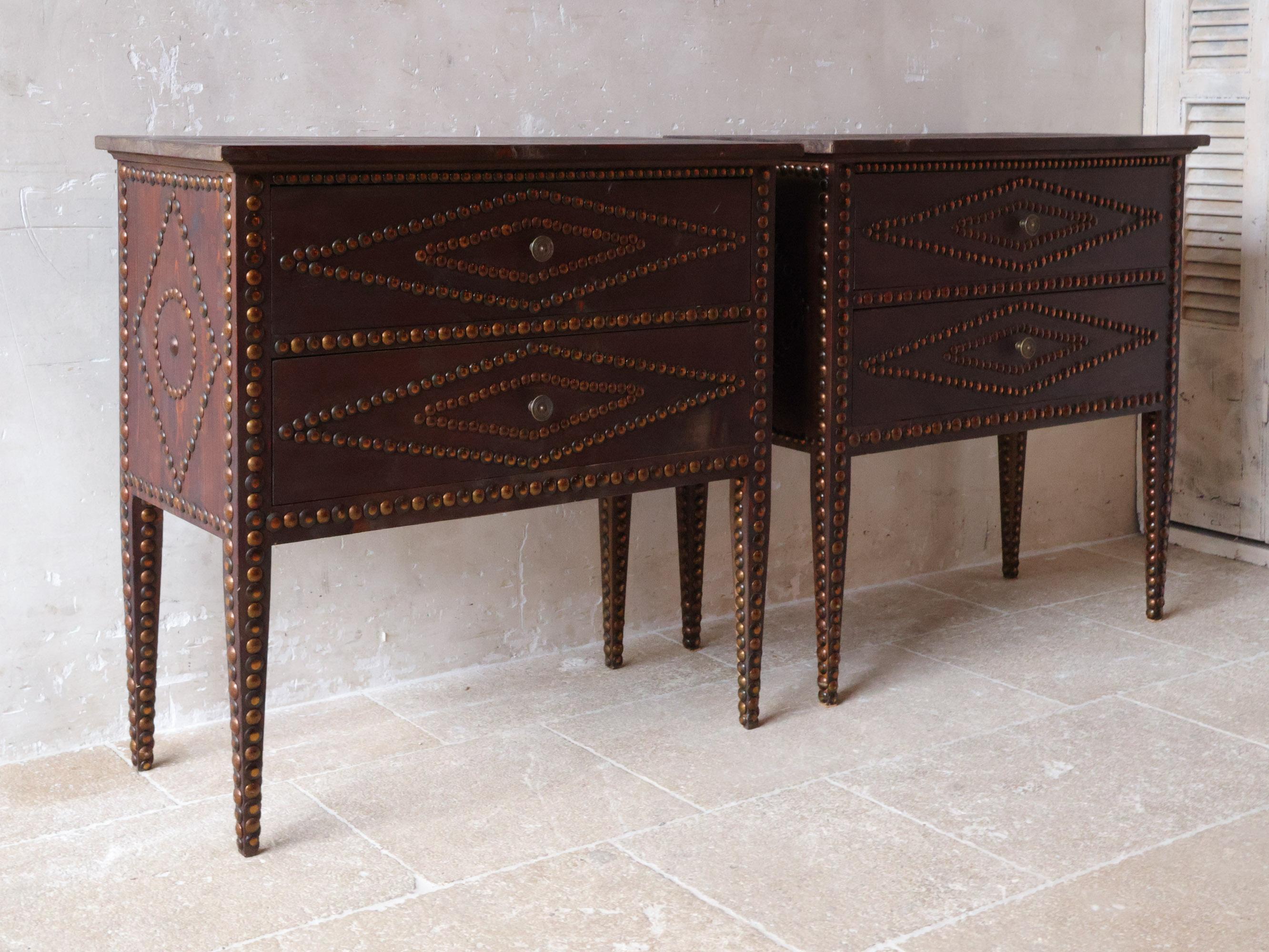 Coppia di comodini in Wood con borchie, motivo geometrico a diamante in vendita 1
