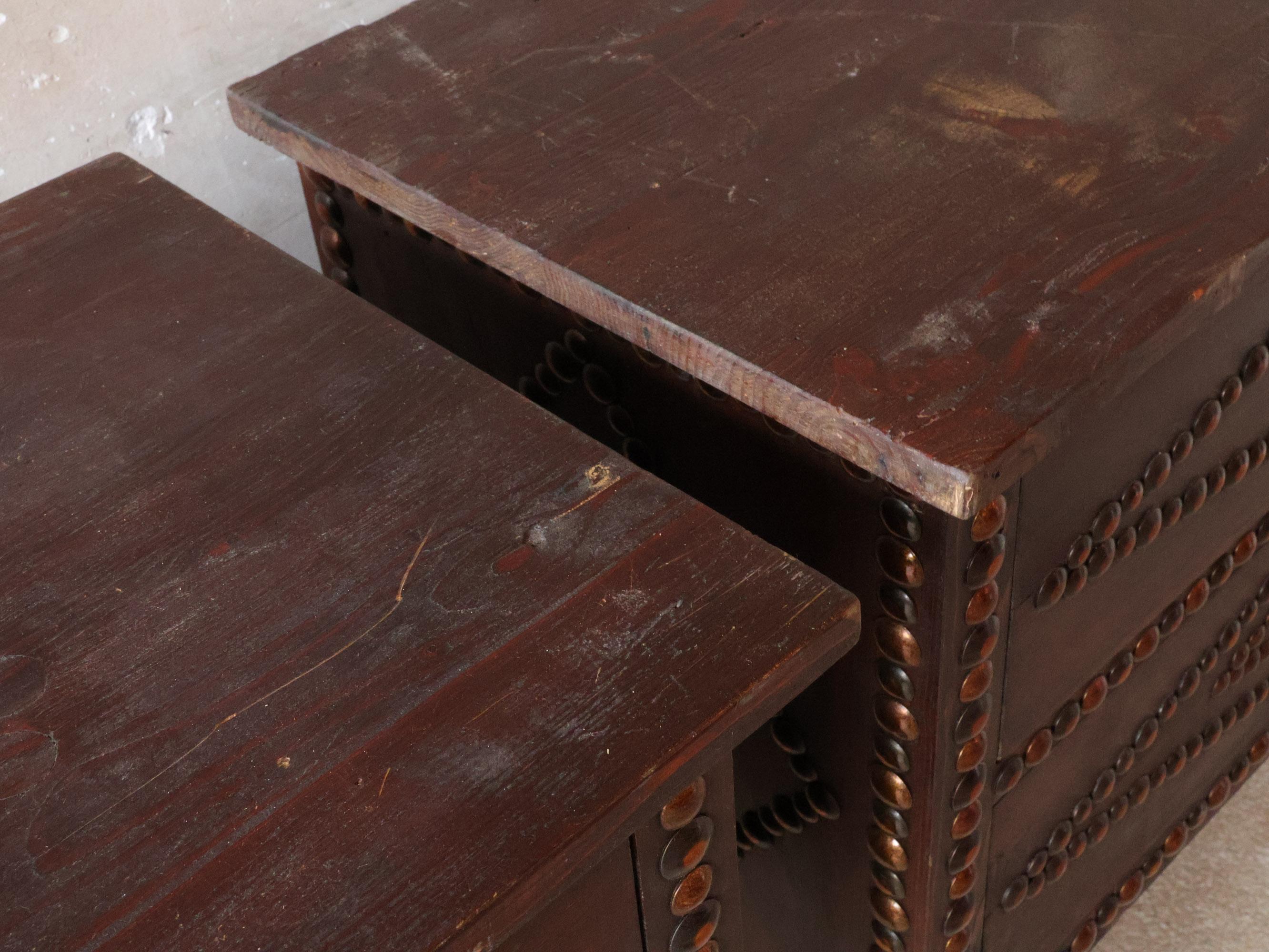 Coppia di comodini in Wood con borchie, motivo geometrico a diamante in vendita 2