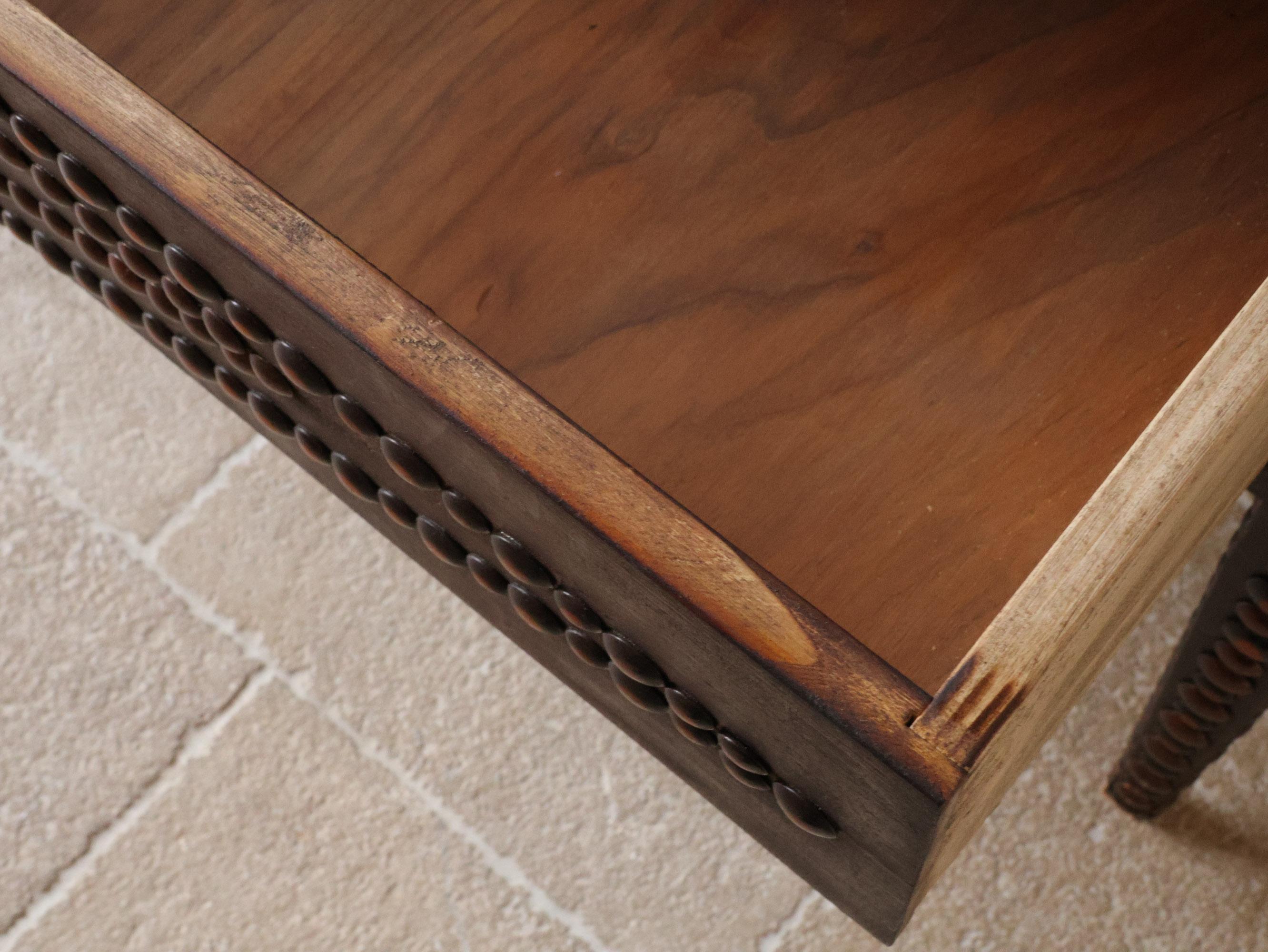 Coppia di comodini in Wood con borchie, motivo geometrico a diamante in vendita 3