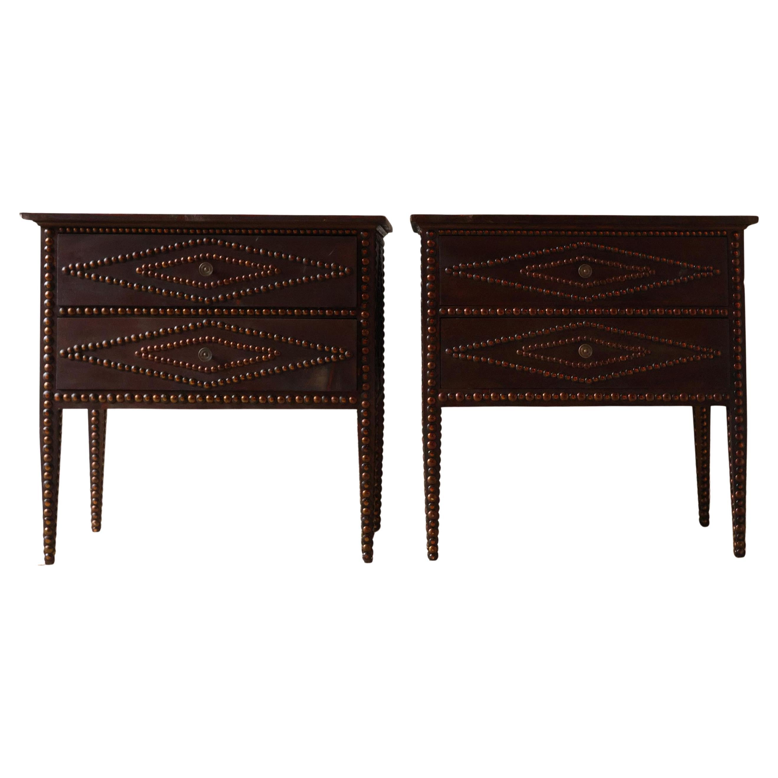 Coppia di comodini in Wood con borchie, motivo geometrico a diamante in vendita
