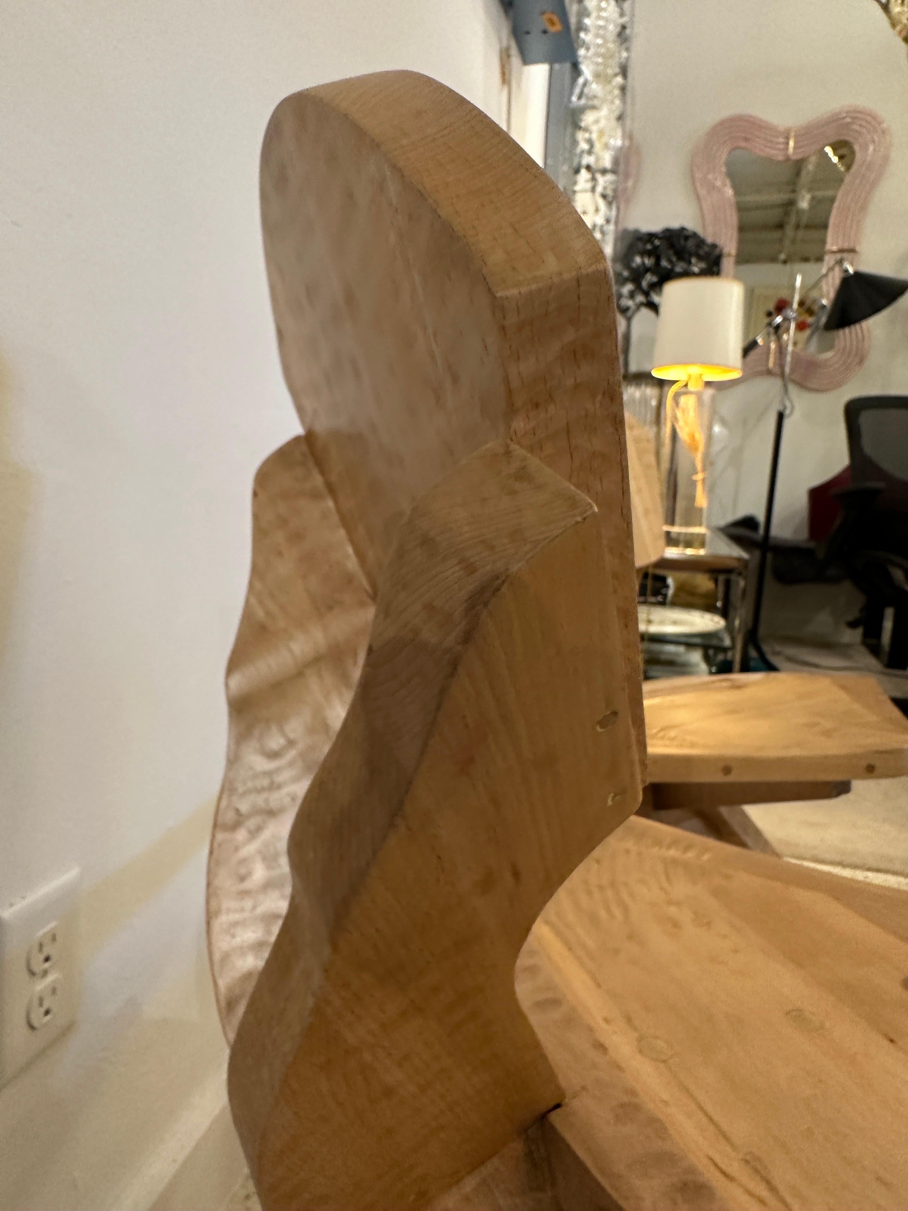 Paar Studio Art Stühle aus geschnitztem Holz (Volkskunst) im Angebot