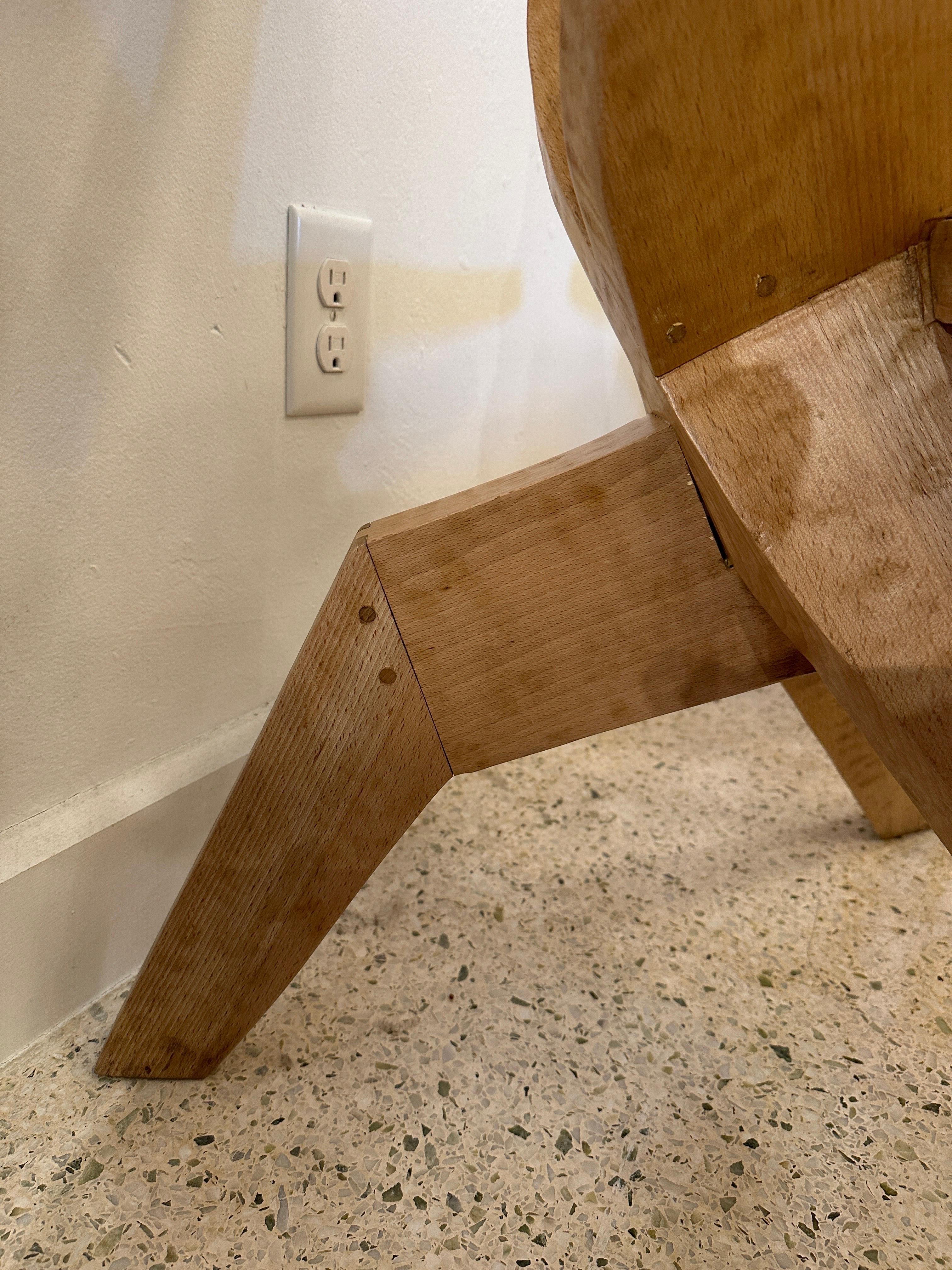 Paar Studio Art Stühle aus geschnitztem Holz (Mitte des 20. Jahrhunderts) im Angebot