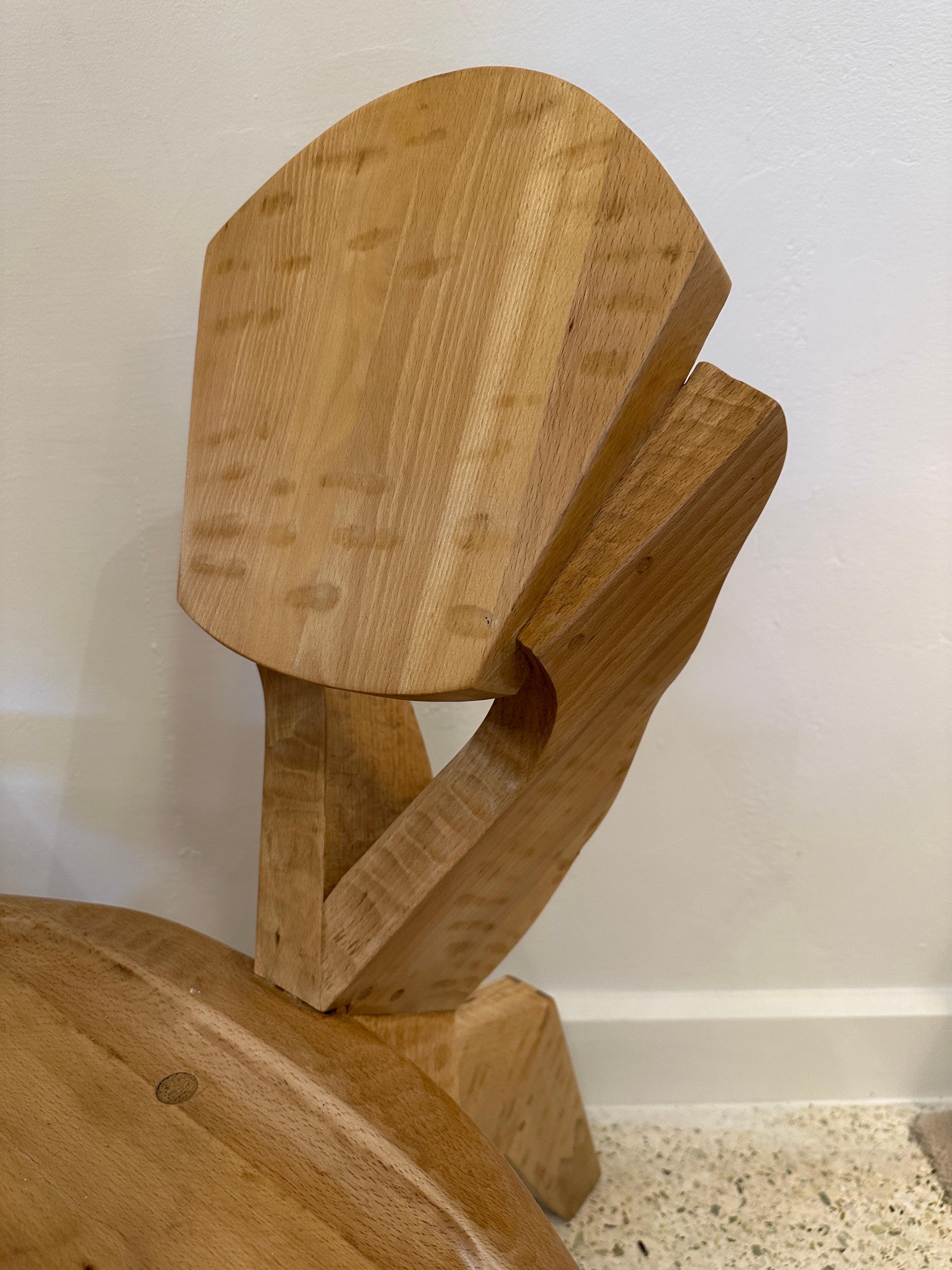 Paire de chaises d'art de studio en bois sculpté en vente 1