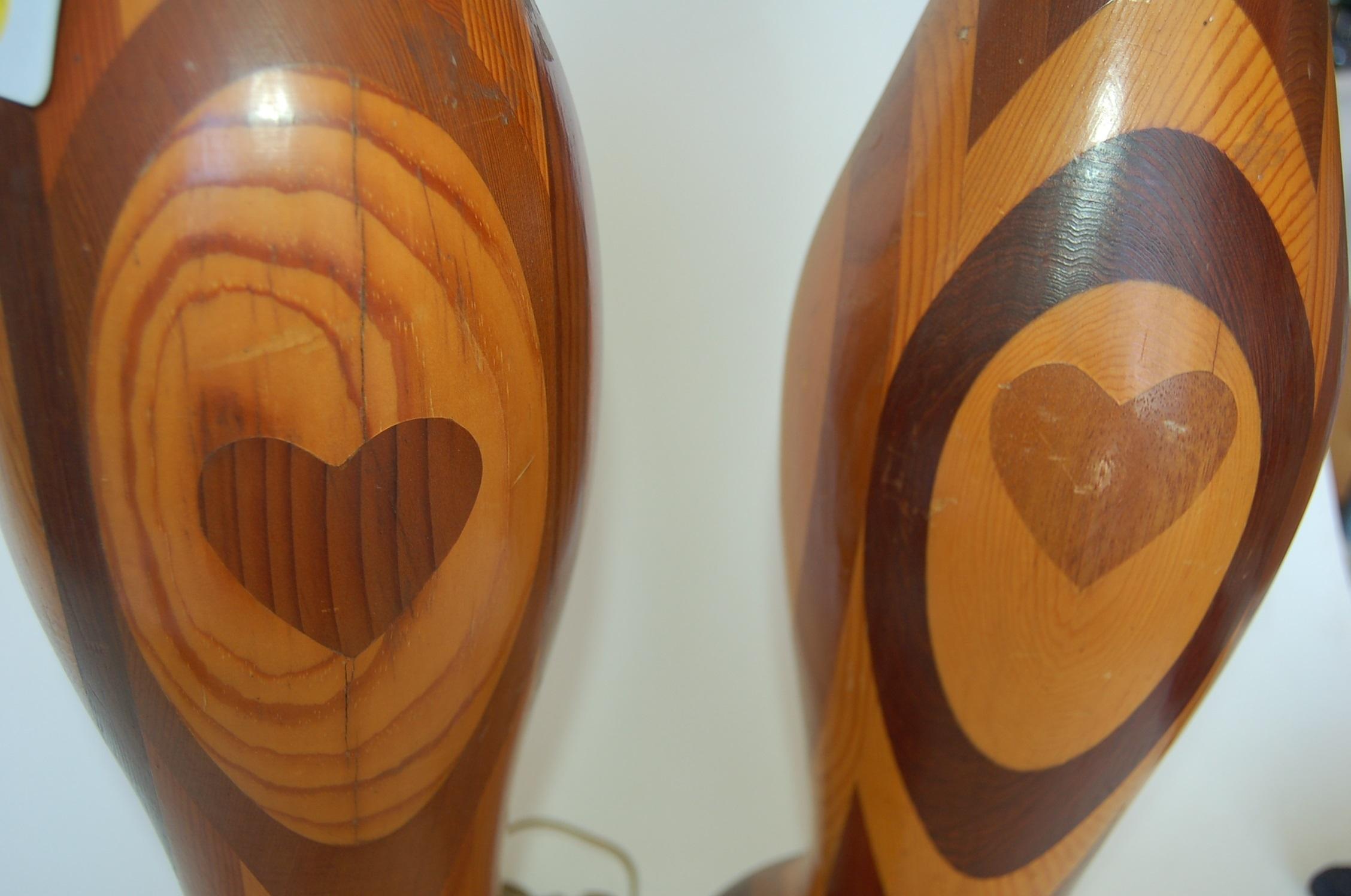Pair of beautiful midcentury studio craft inlaid marquetry heart pattern wood table lamps circa the 1950s. 

Pull chain on/off. 

Measures 9