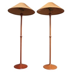 Pareja de lámparas de pie escultóricas Studio Craft de madera de cerezo y latón con pantallas