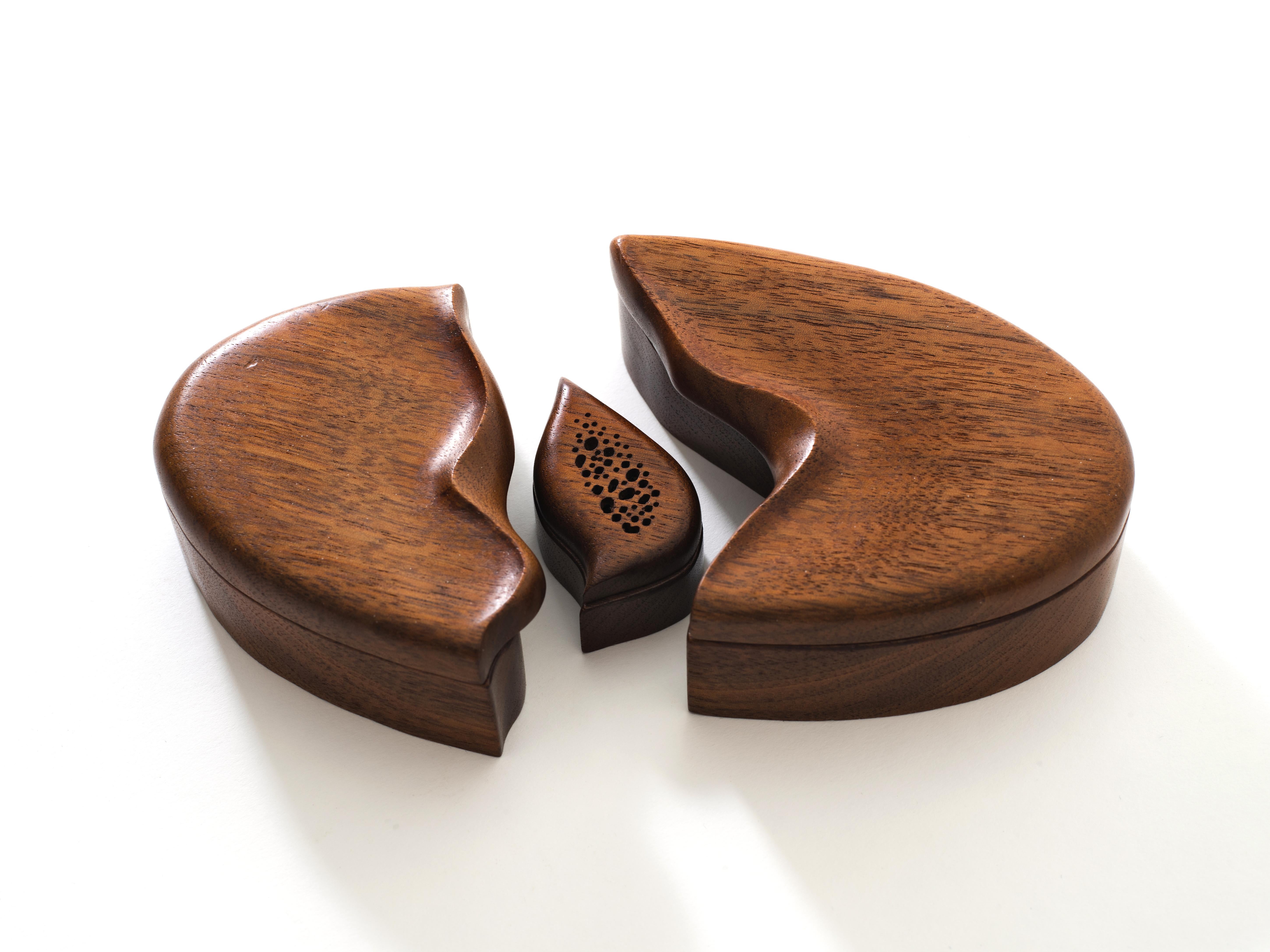 Pair of Studio Craft Solid Wood Nesting Boxes with Sculptural Lids, circa 1980 For Sale 4