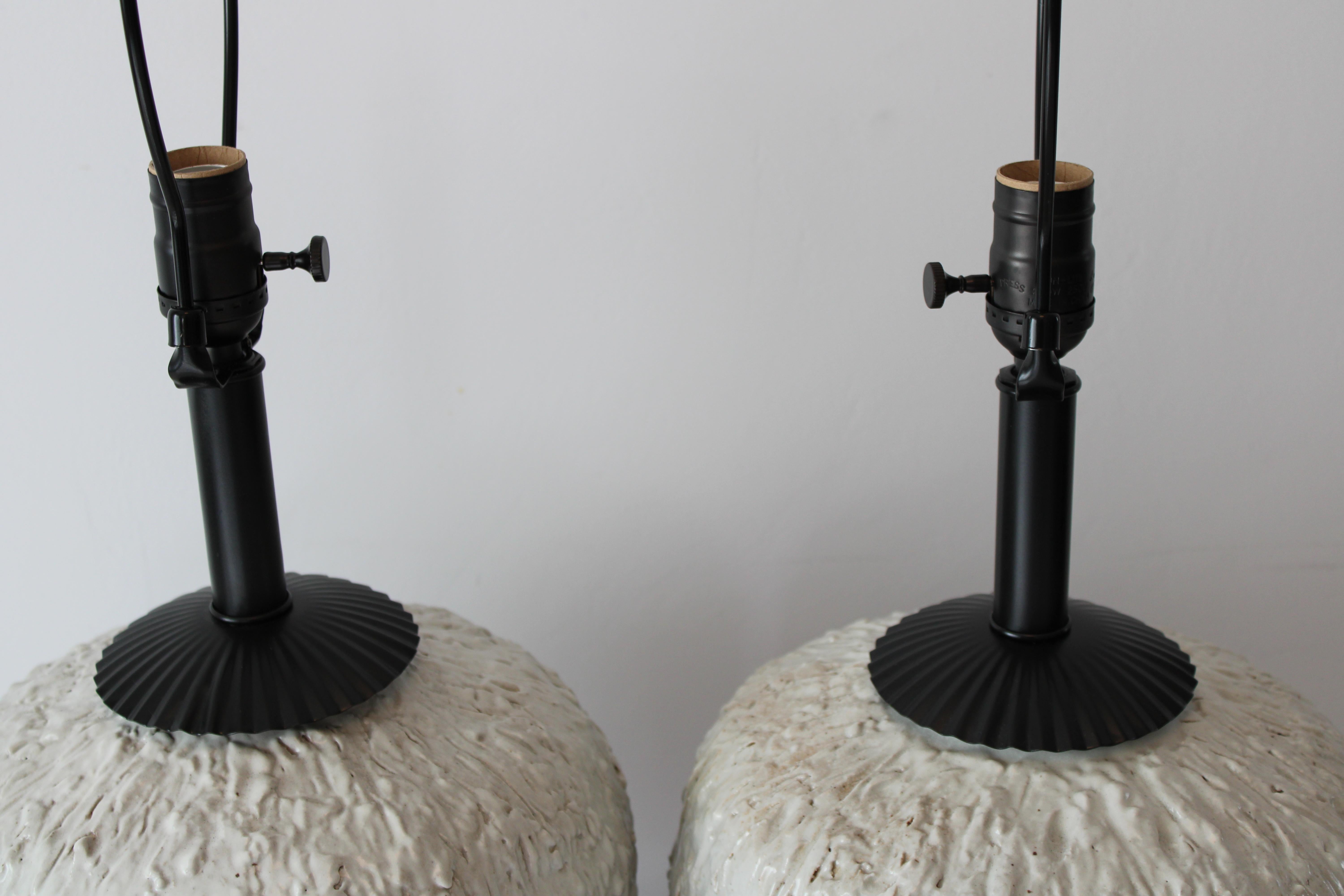 Paire de lampes en céramique fabriquées en studio en vente 3
