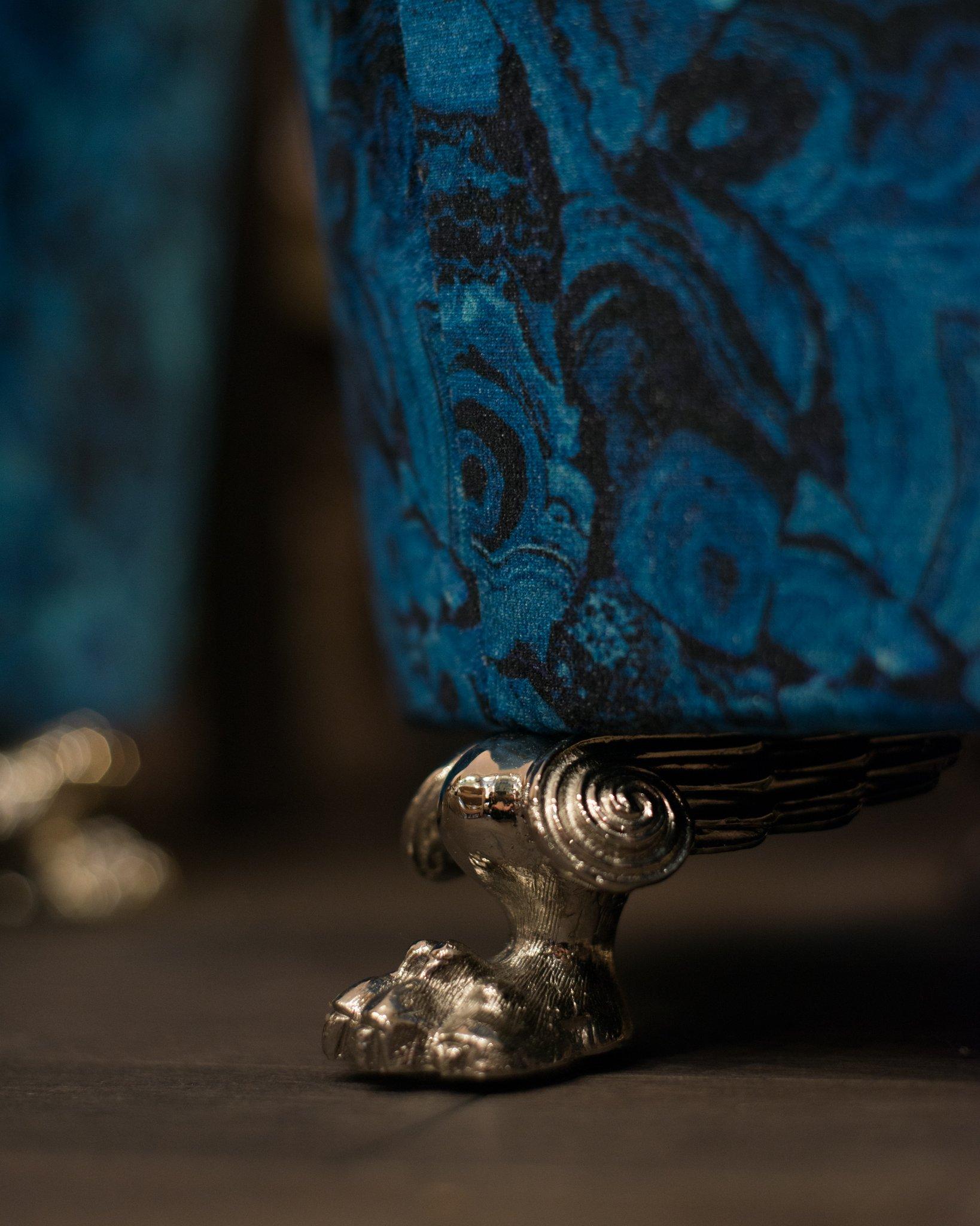 Zwei blaue Achat-Tische des Studio Maison Nurita mit Löwenfüßen aus Nickel (Kanadisch) im Angebot