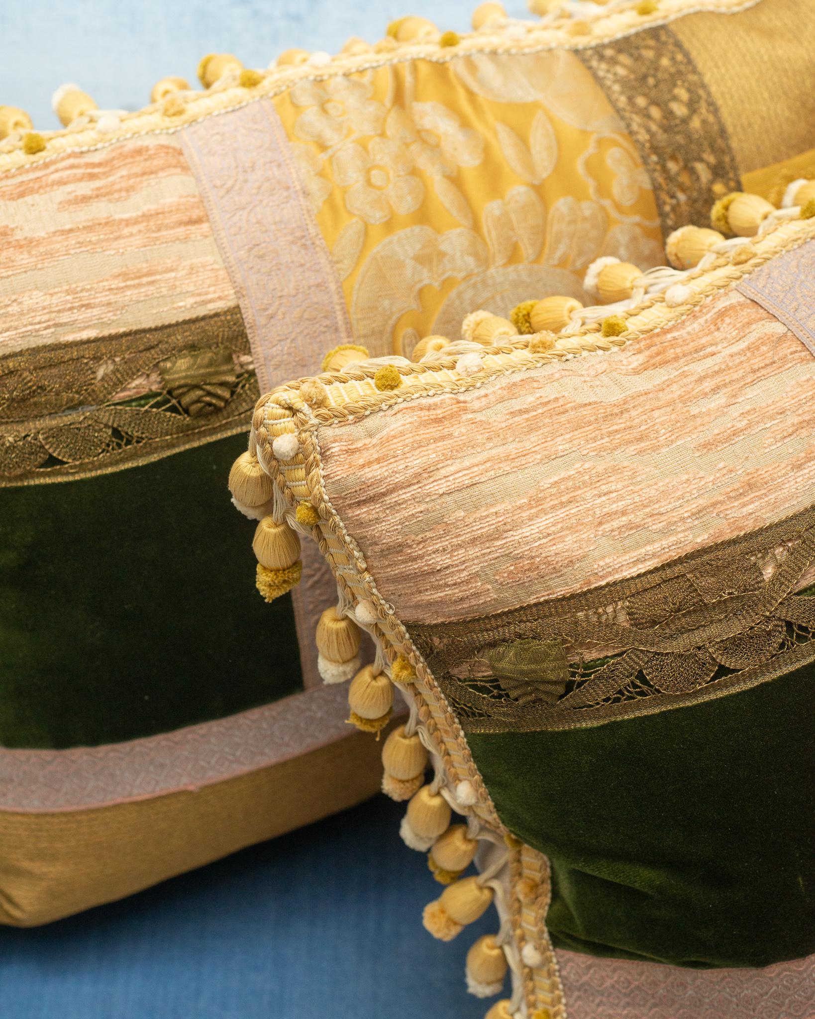 Canadien Paire d'oreillers en soie patchwork et velours à poils coupés de Studio Maison Nurita en vente