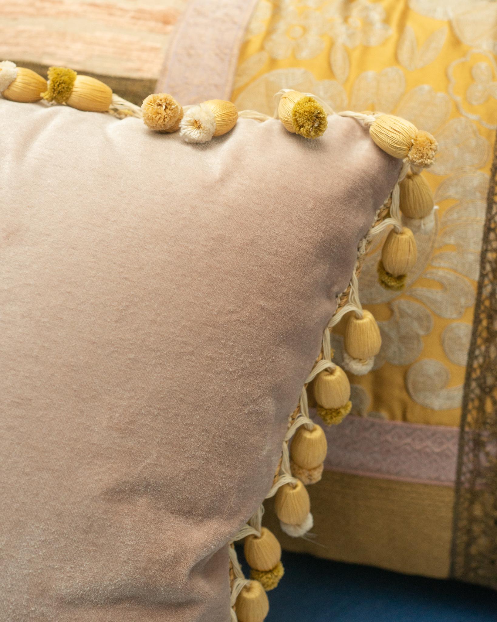 Paire d'oreillers en soie patchwork et velours à poils coupés de Studio Maison Nurita Neuf - En vente à Toronto, ON
