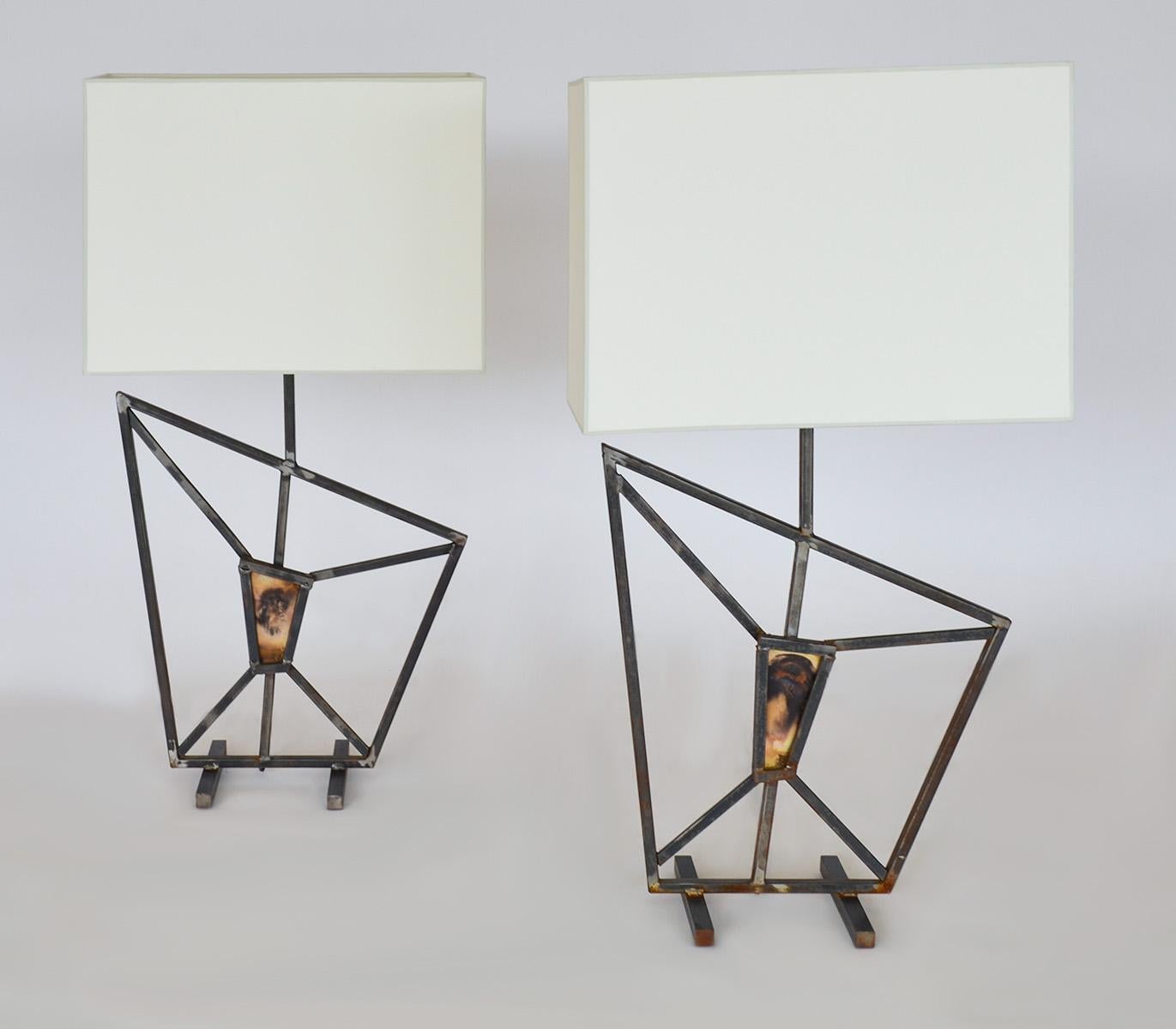 Pareja de Lámparas de Mesa Estilo Curtis Jere, EE.UU. Años 70
Pareja de lámparas de sobremesa postmodernas de acero soldado 
Pareja de Lámparas de Metal Studio A Geométricas Soldadas Brutalista Moderno
De inspiración brutalista, de acero soldado con
