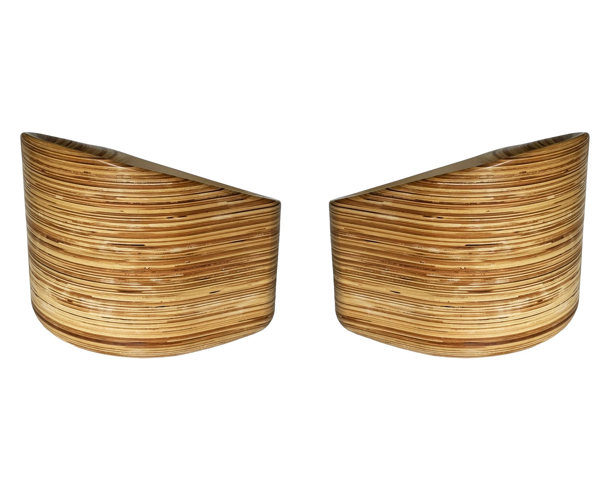 Paar Studio Organic Modern Stacked Laminated Mixed Woods Loungesessel Hocker aus gemischten Hölzern (Moderne der Mitte des Jahrhunderts) im Angebot