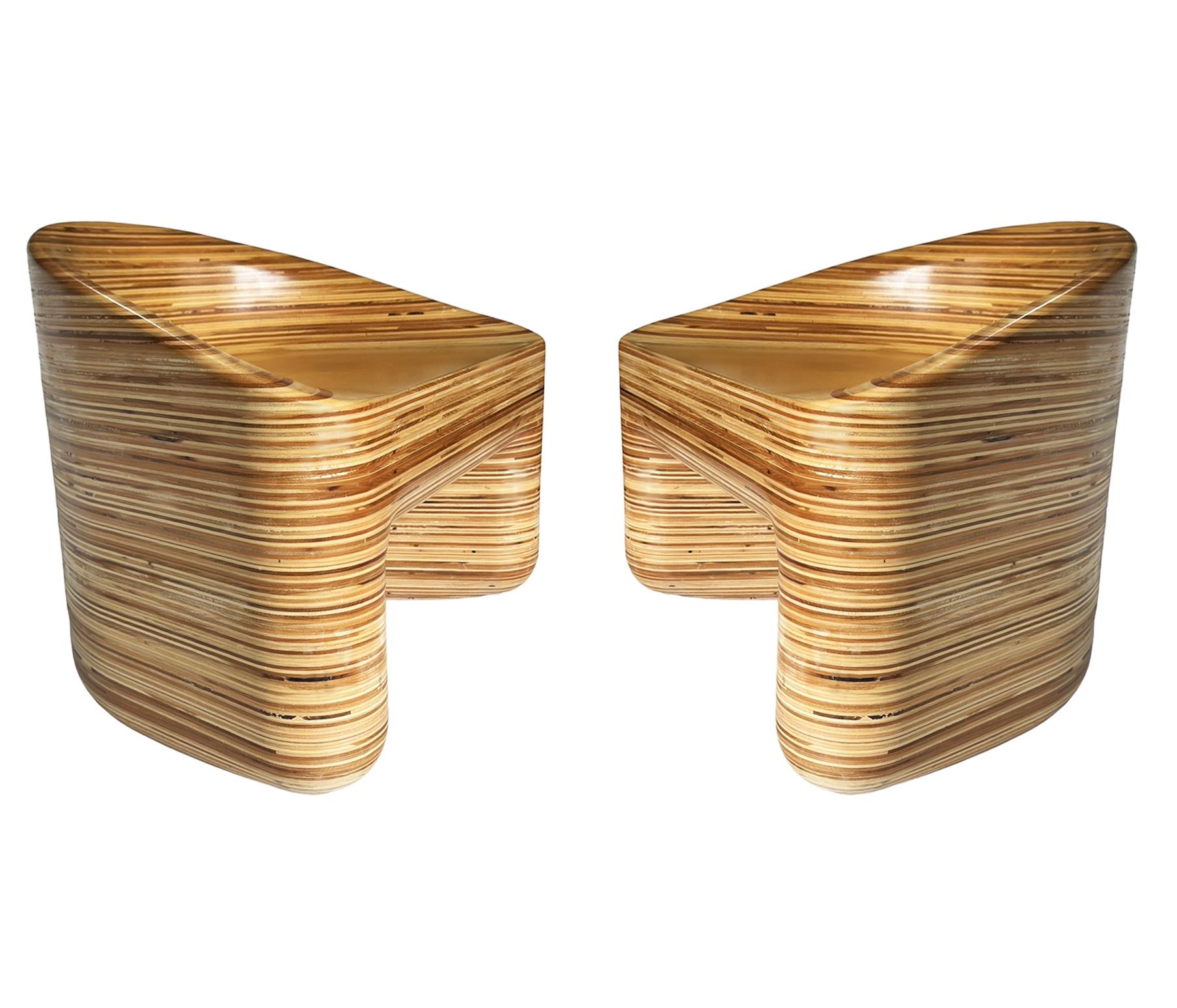 Paar Studio Organic Modern Stacked Laminated Mixed Woods Loungesessel Hocker aus gemischten Hölzern im Zustand „Gut“ im Angebot in Philadelphia, PA