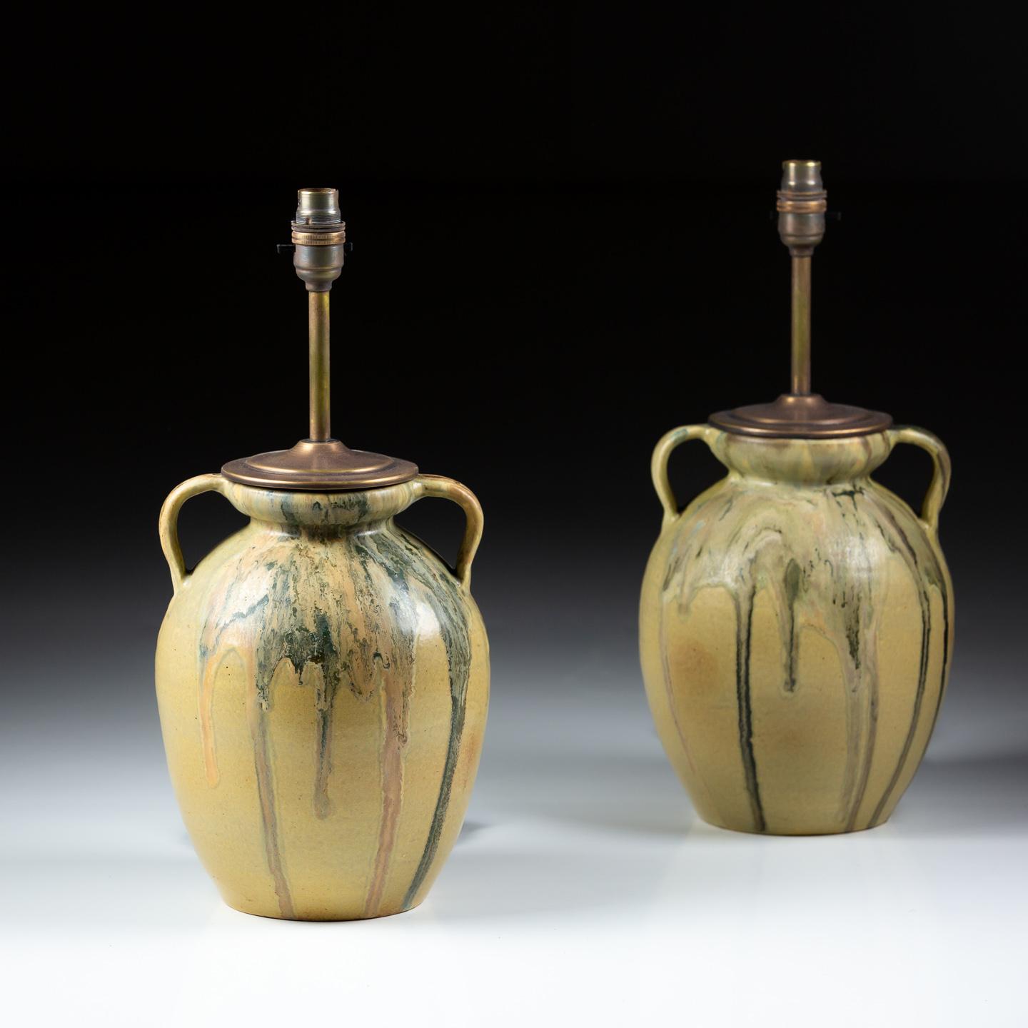 Paire d'impressionnants vases en poterie de studio de Léon Pointu (1879 - 1942), tous deux signés. Grès, avec des poignées et une glaçure impressionnante à gouttes contrôlées. Comme les lampes 

Recâblé (cordon de style antique) et testé selon la