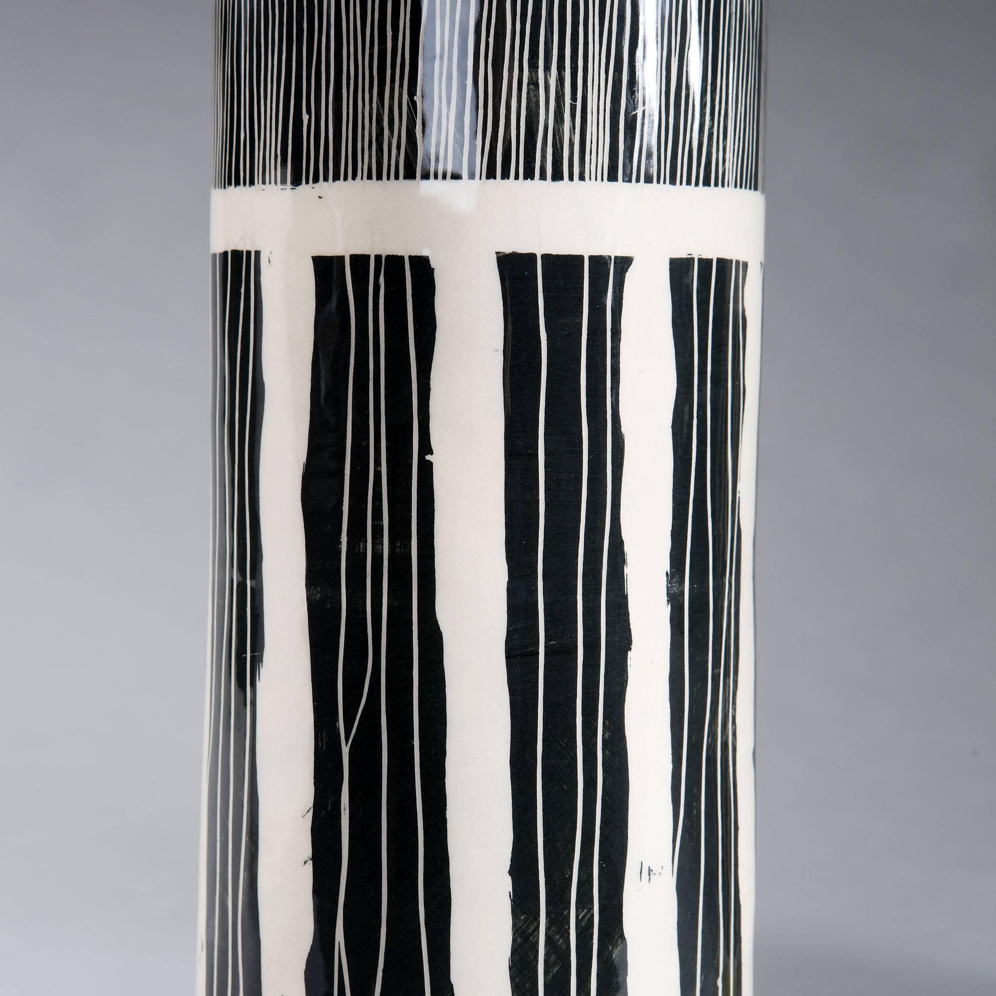 Ein Paar schwarz-weiße Studio Pottery Vasen mit kontrastierenden gelben Bändern, die jetzt als Lampen umfunktioniert werden.

Derzeit für das Vereinigte Königreich verkabelt. Bitte erkundigen Sie sich nach einer Neuverkabelung.

Bitte beachten Sie: