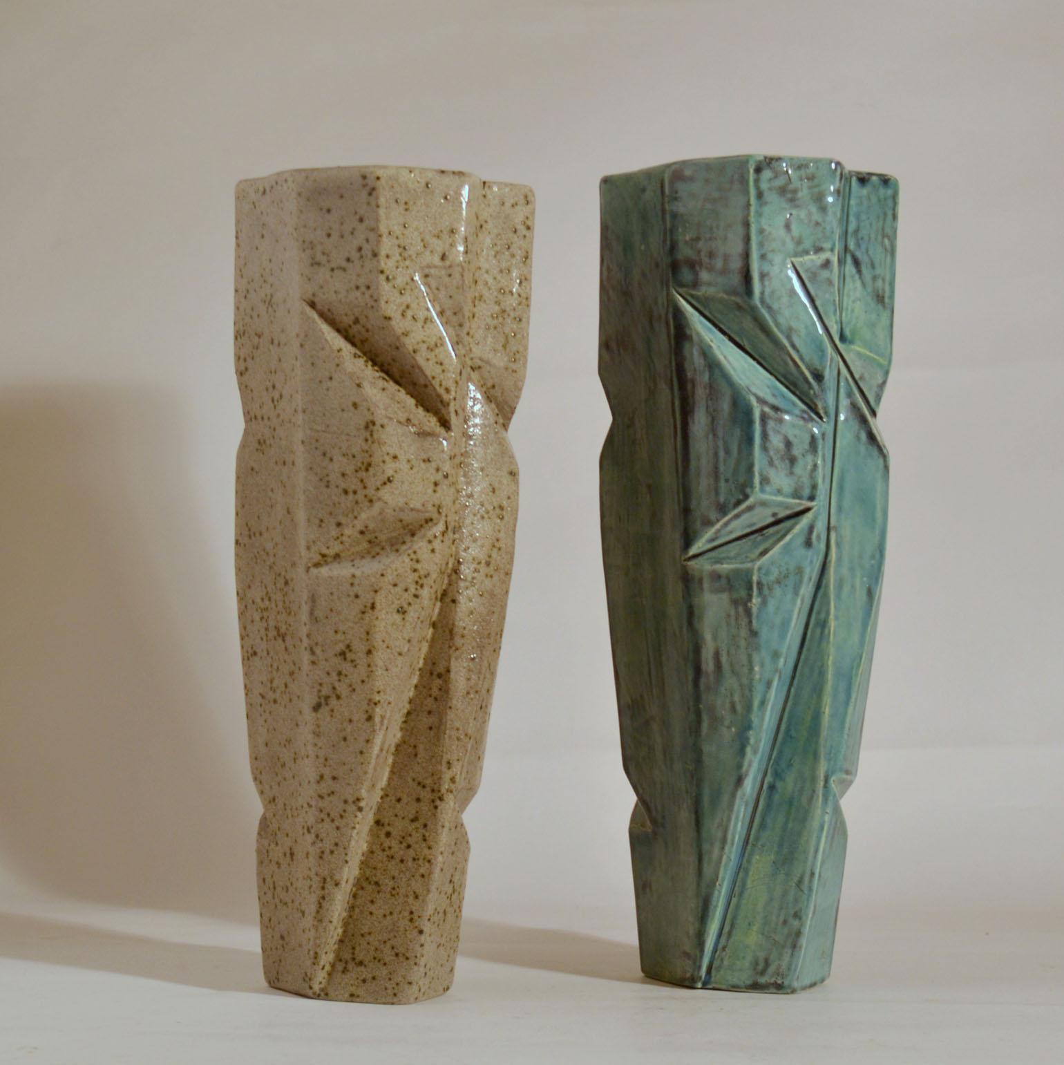 Céramique Paire de vases sculpturaux de Studio Pottery à glaçure bleue et beige en vente