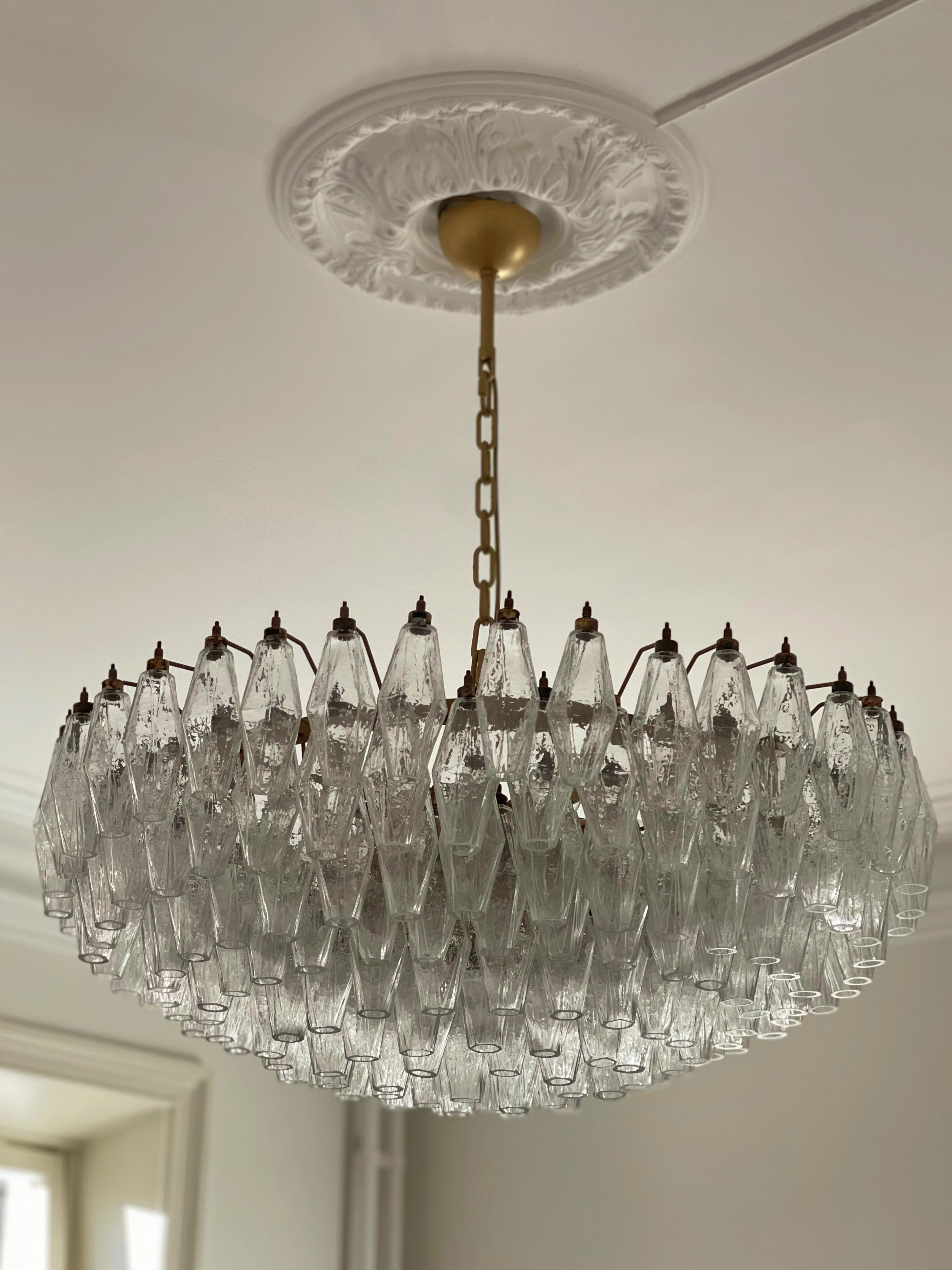 Paire d'énormes lustres de Murano dans le style de Carlo Scarpa avec de magnifiques prismes poliedri soufflés à la main.
Structure de la lampe en métal peint dans un ton brun-bronze.
Chaque lustre est composé de 181 prismes de verre transparent