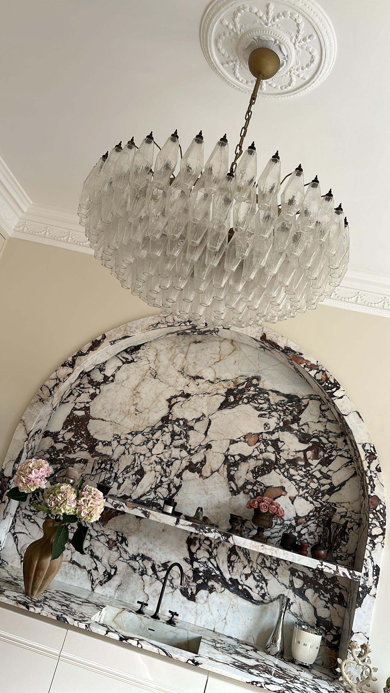 Fin du 20e siècle Paire de grands lustres classiques de Murano dans le style de Carlo Scarpa. en vente