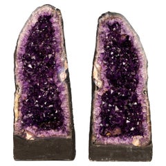 Paire de superbes cathédrales en géode d'améthyste avec un grand violet profond scintillant